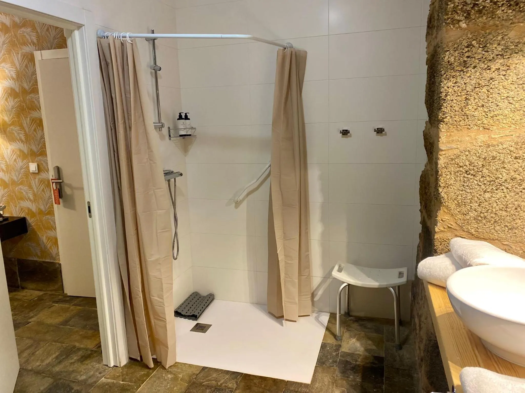 Shower in Hotel Pazo de Bieite