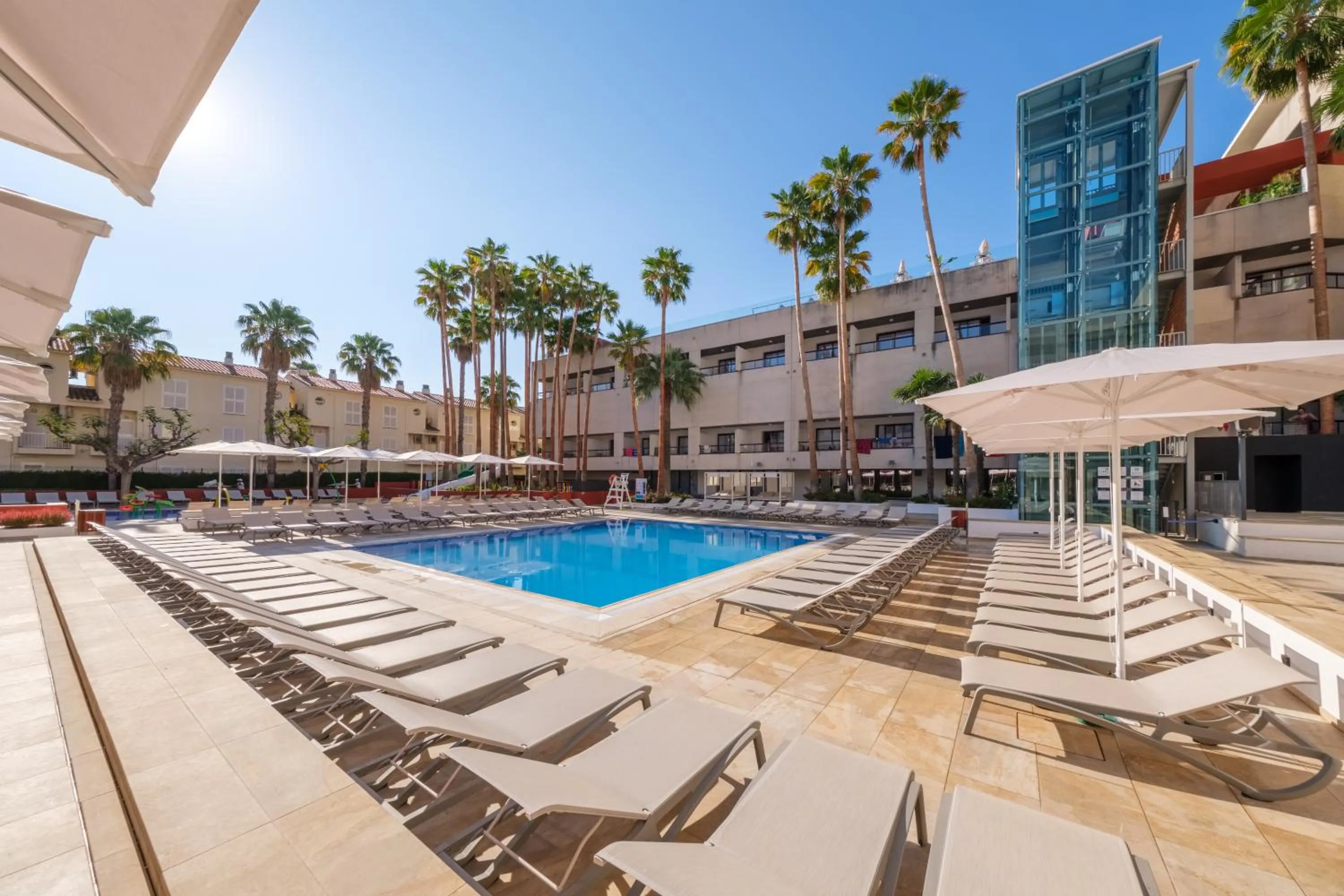 Swimming pool in Estival Park Almaris
