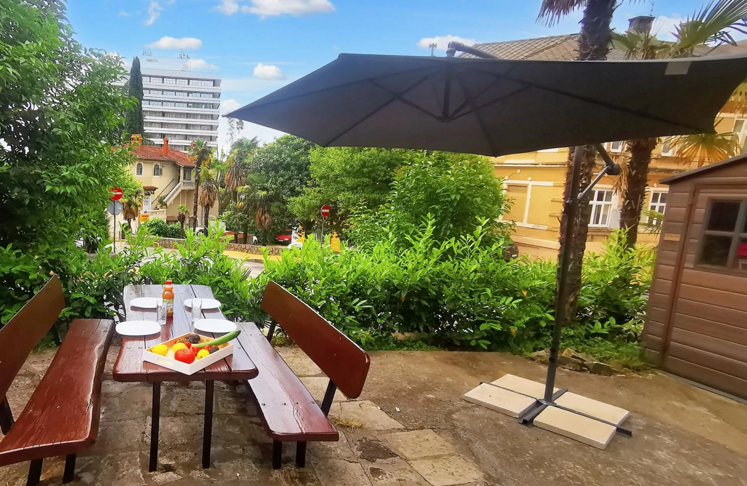 Spring in Elegance Suite - "100m from the Beach with Free Parking and Garden"