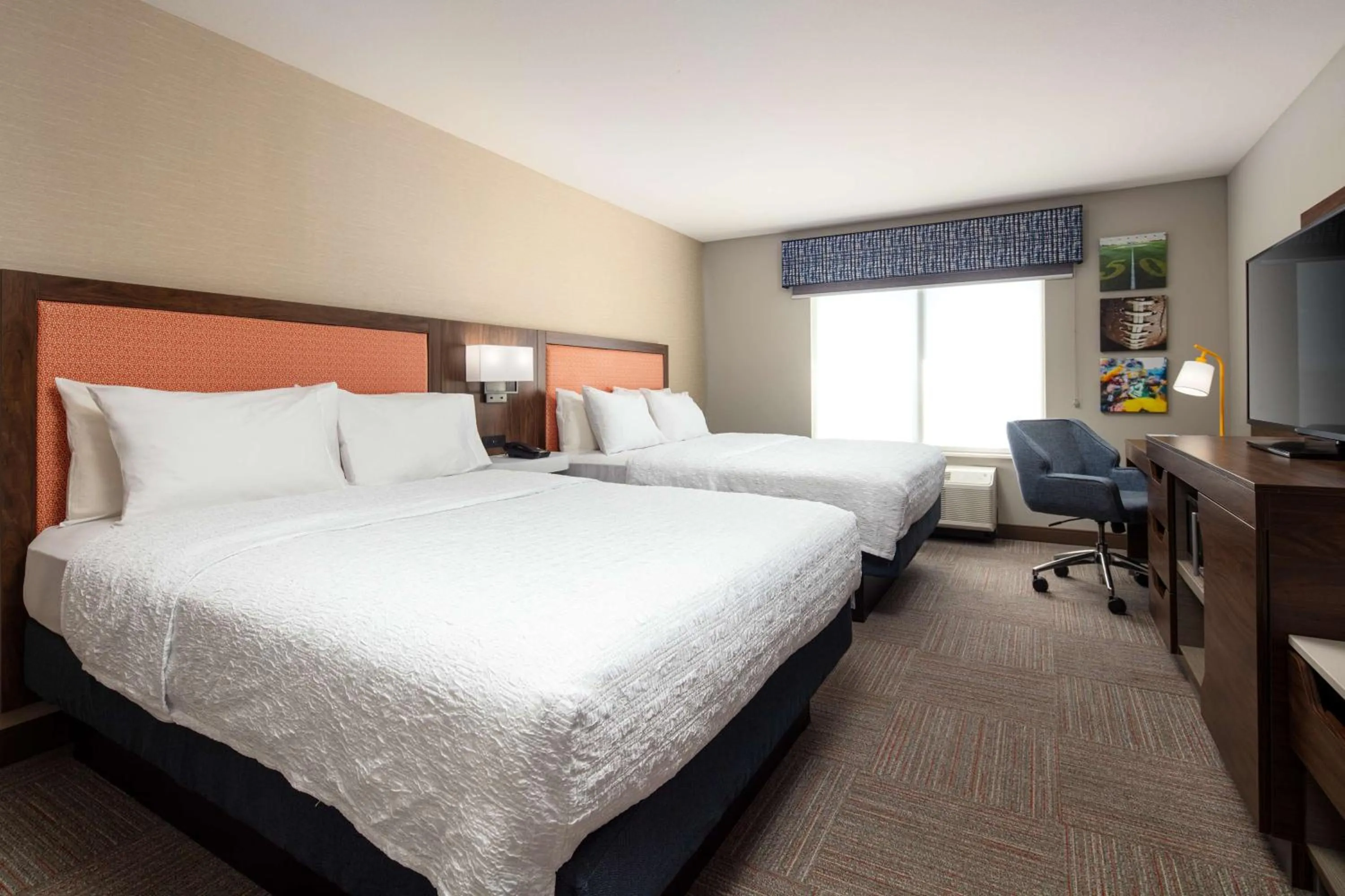 Bed in Hampton Inn Green Bay Stadium, Wi