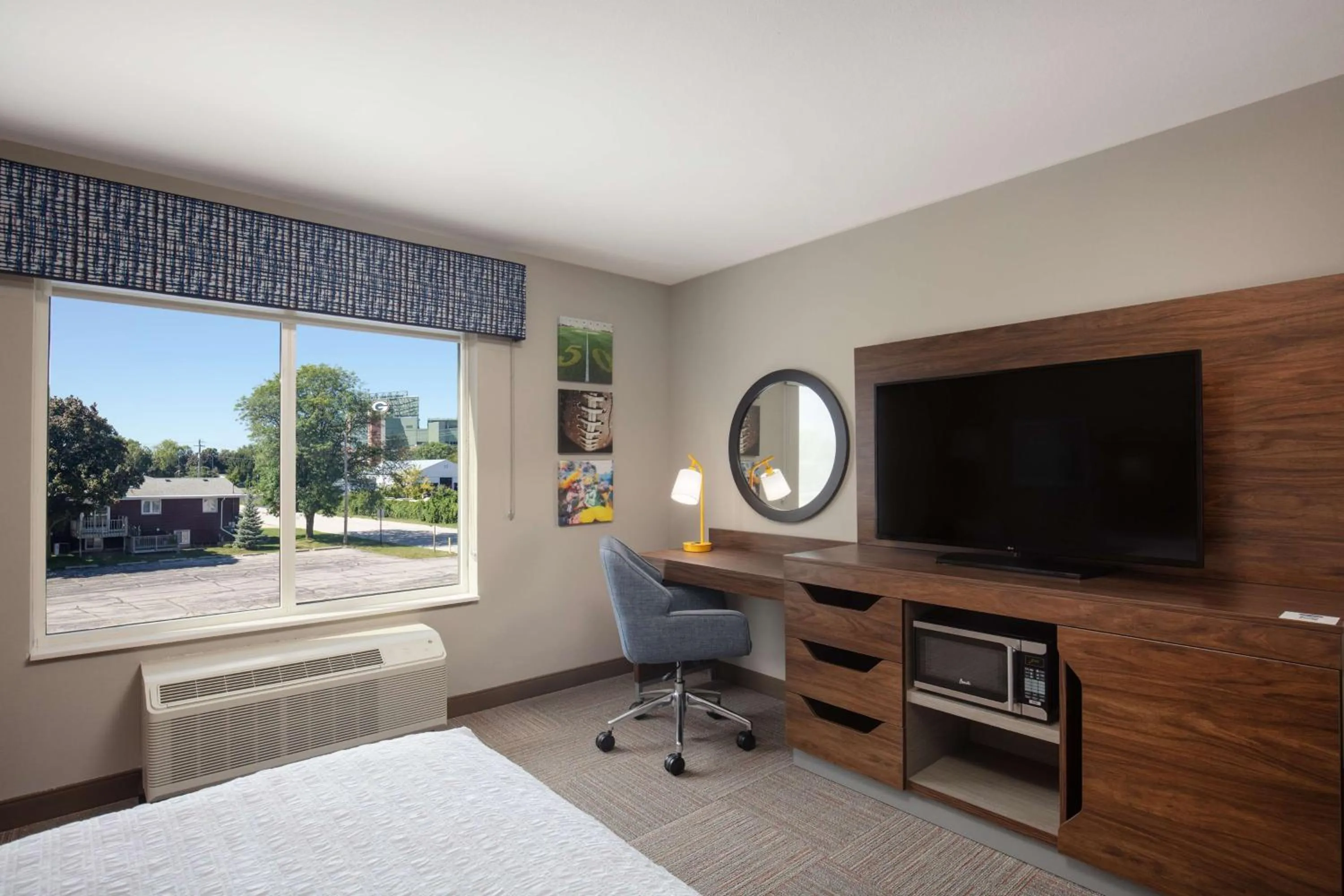 Bedroom in Hampton Inn Green Bay Stadium, Wi