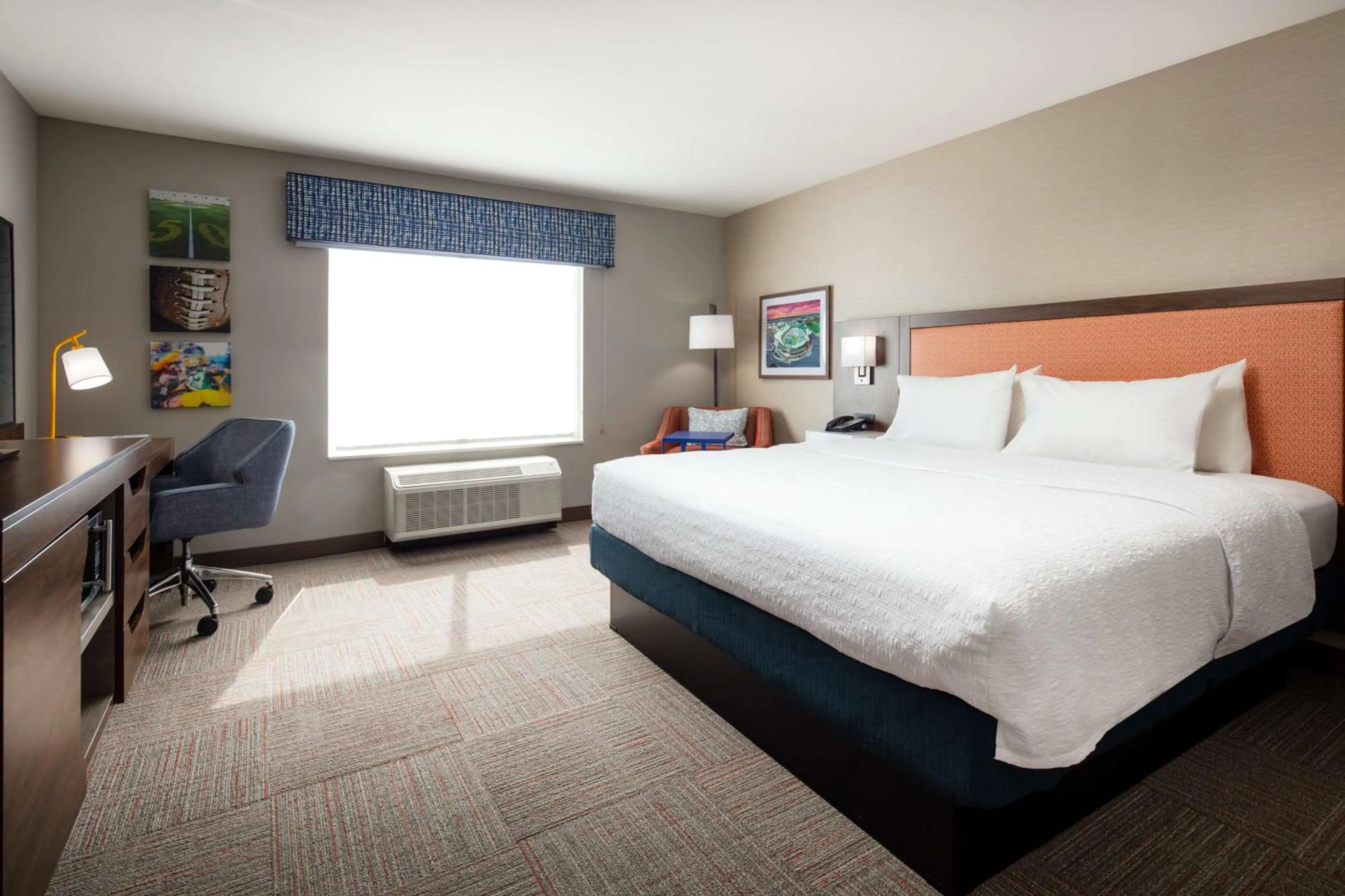 Bed in Hampton Inn Green Bay Stadium, Wi