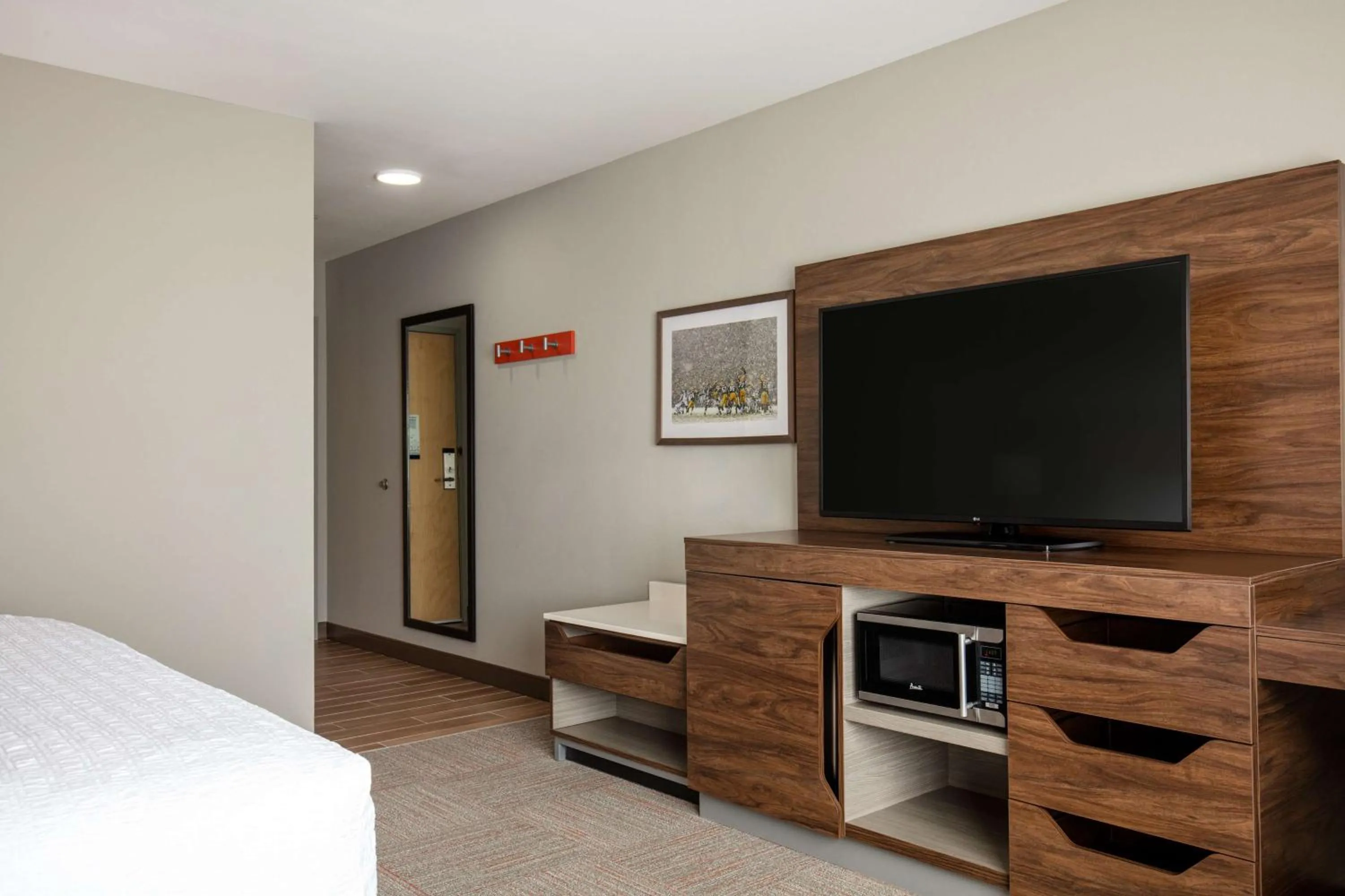 Bedroom in Hampton Inn Green Bay Stadium, Wi