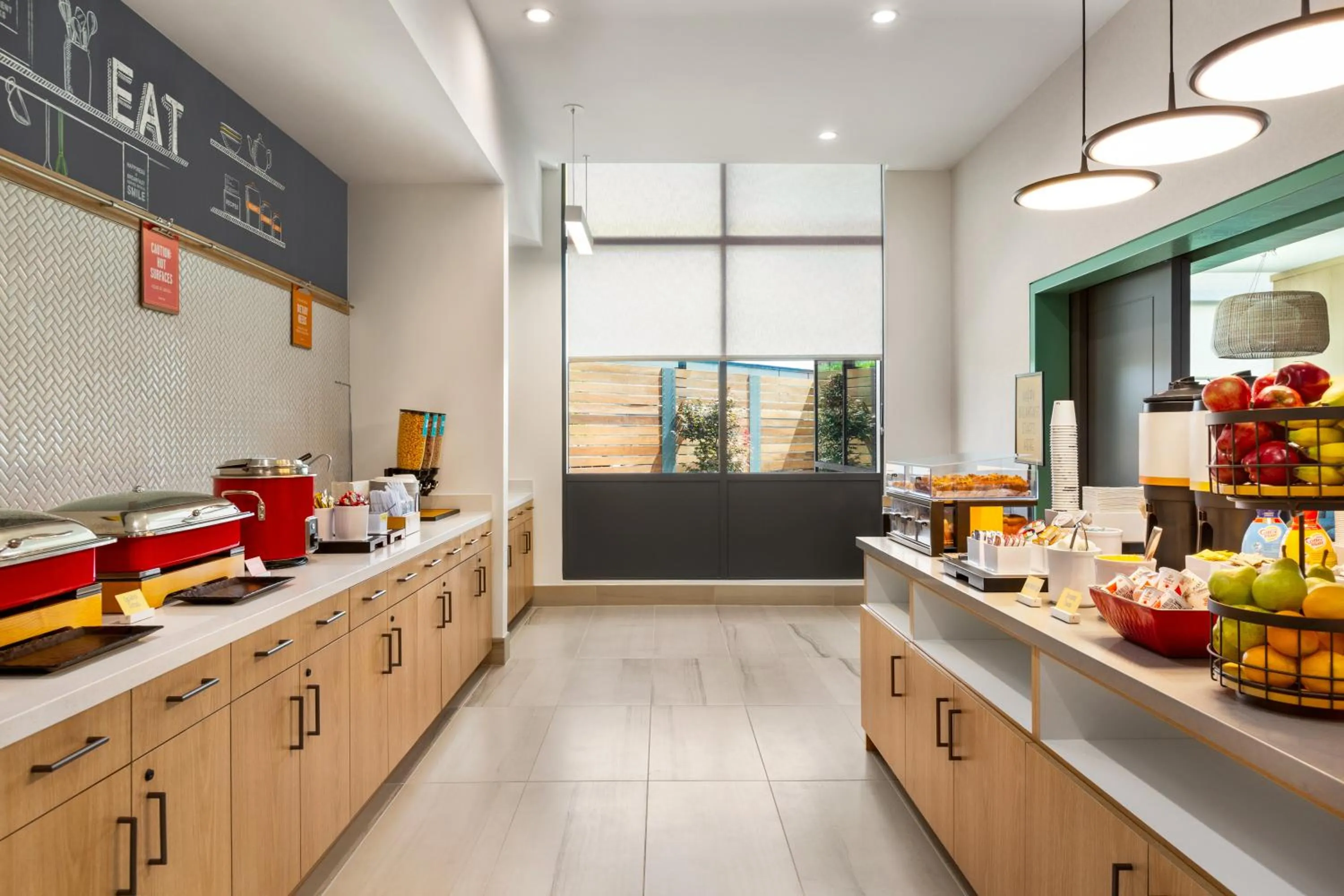 Buffet breakfast in Hampton Inn & Suites San Mateo-San Francisco Airport