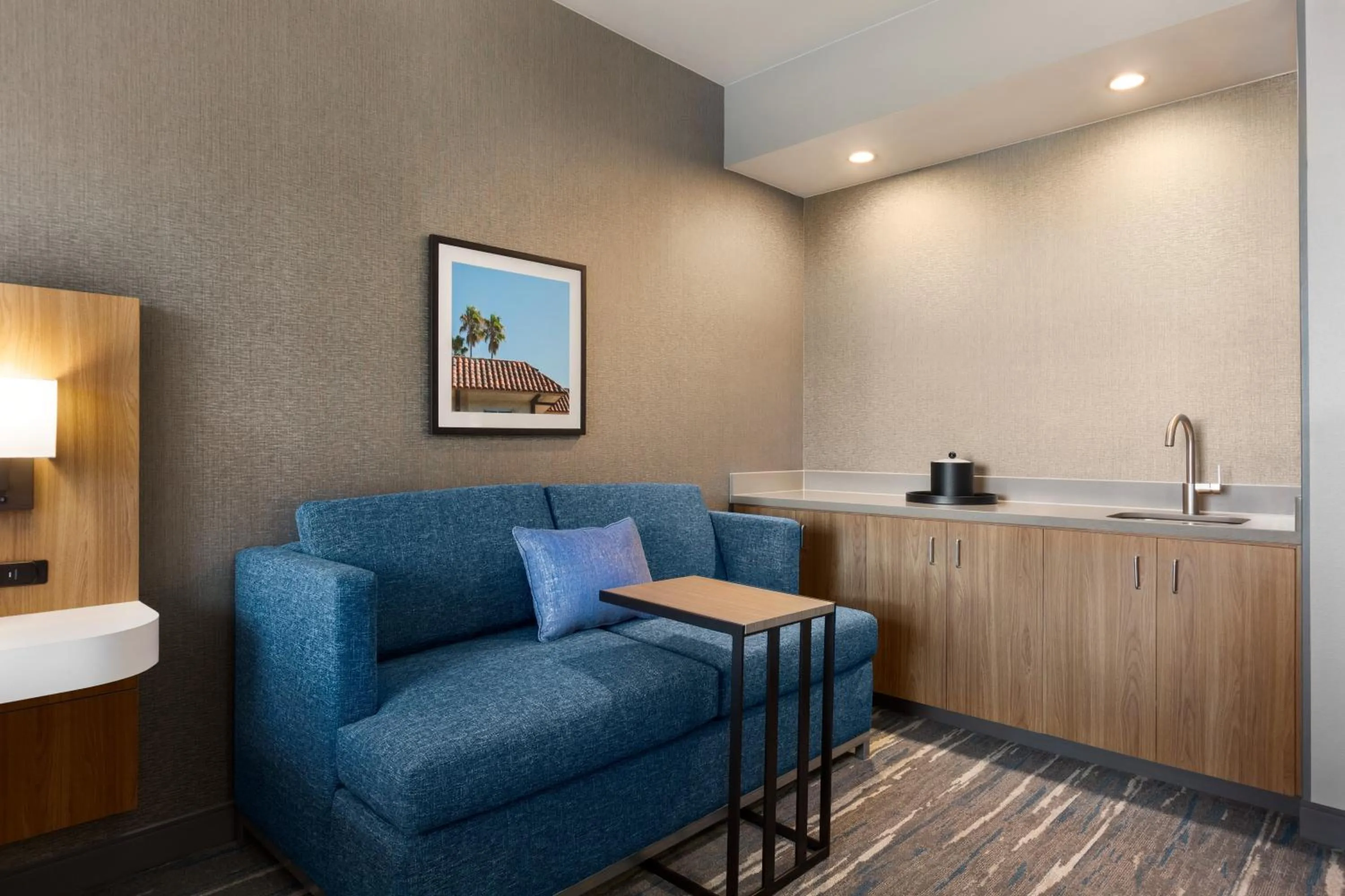 Seating area in Hampton Inn & Suites San Mateo-San Francisco Airport
