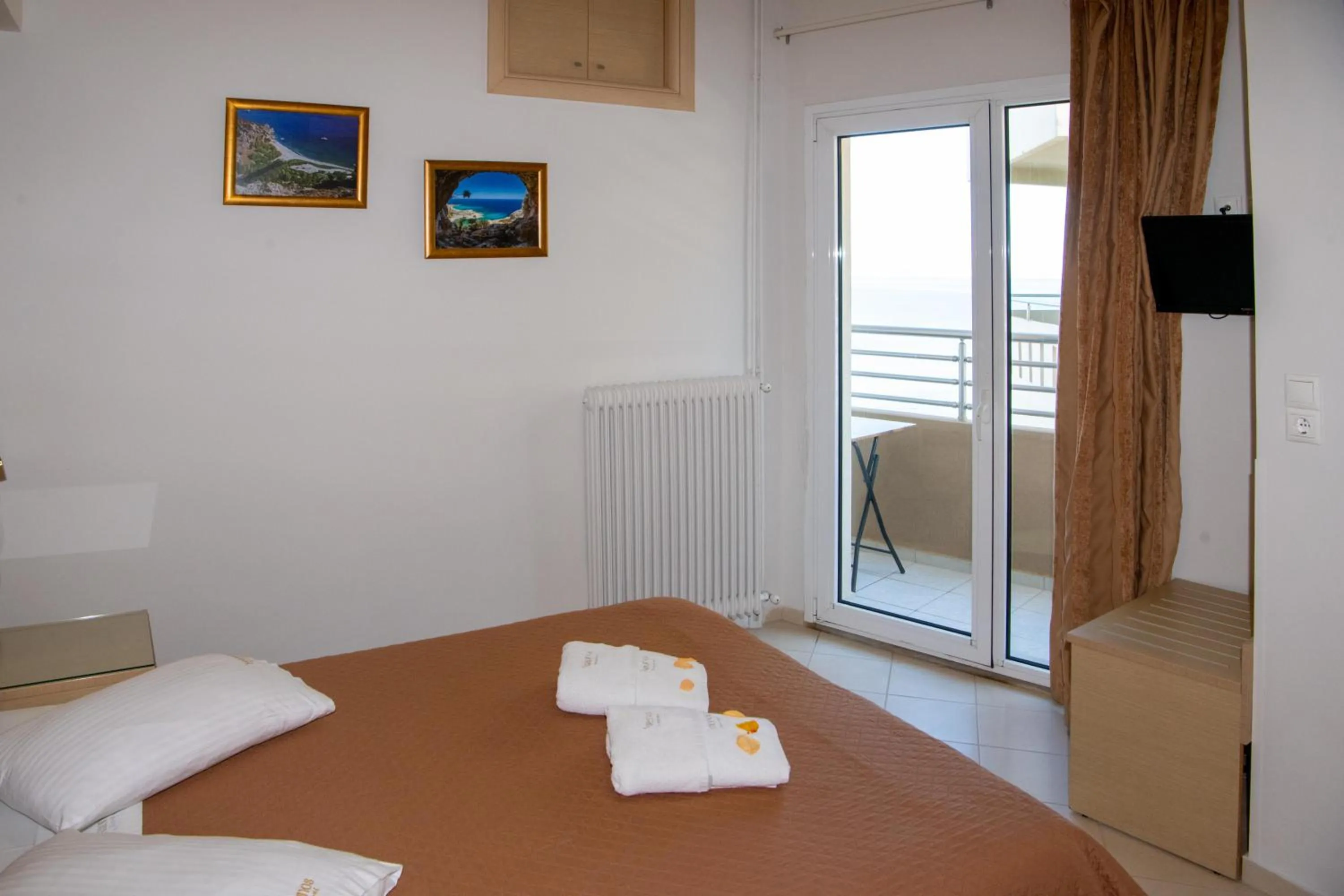 View (from property/room), Bed in Kronos Hotel