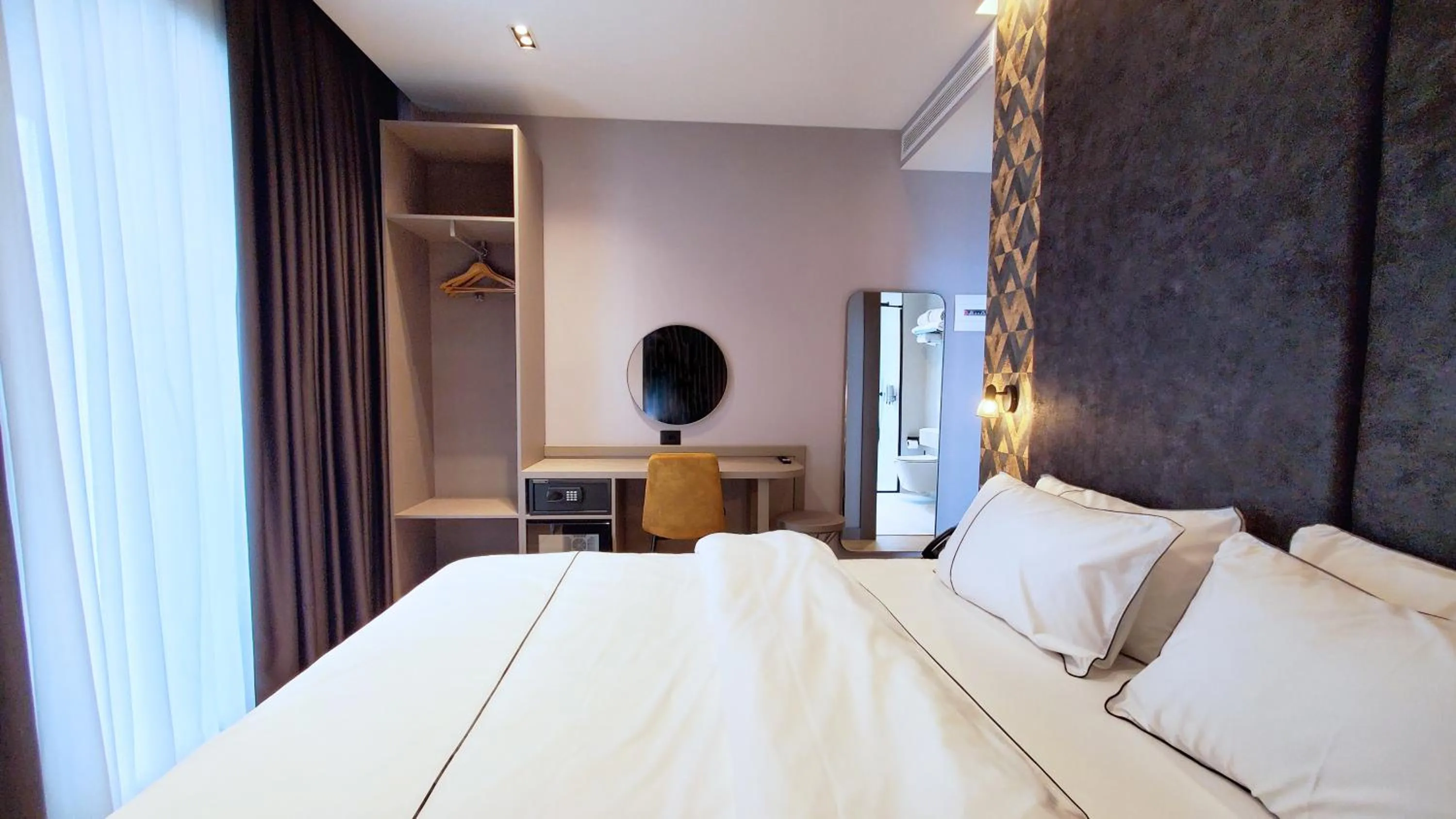 Bed in StarLight Hotel