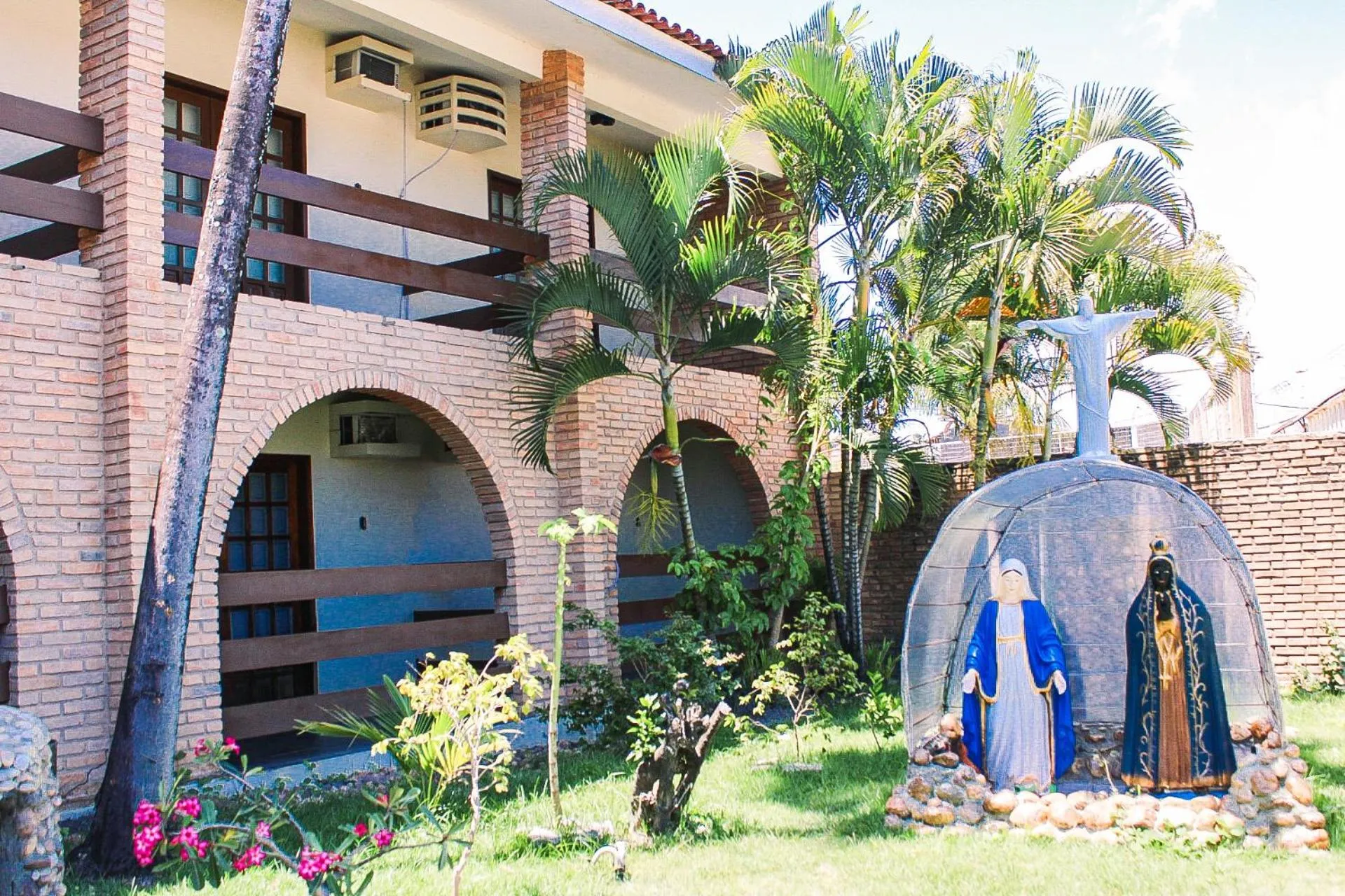 Property building in Hotel Pousada Mahon Mar