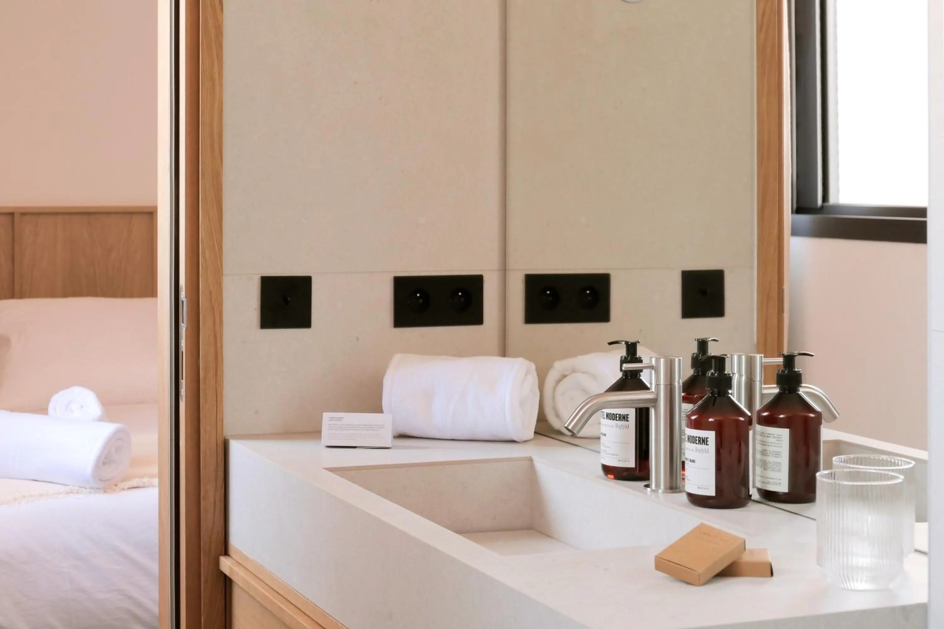 Bathroom, Bed in Hotel Moderne