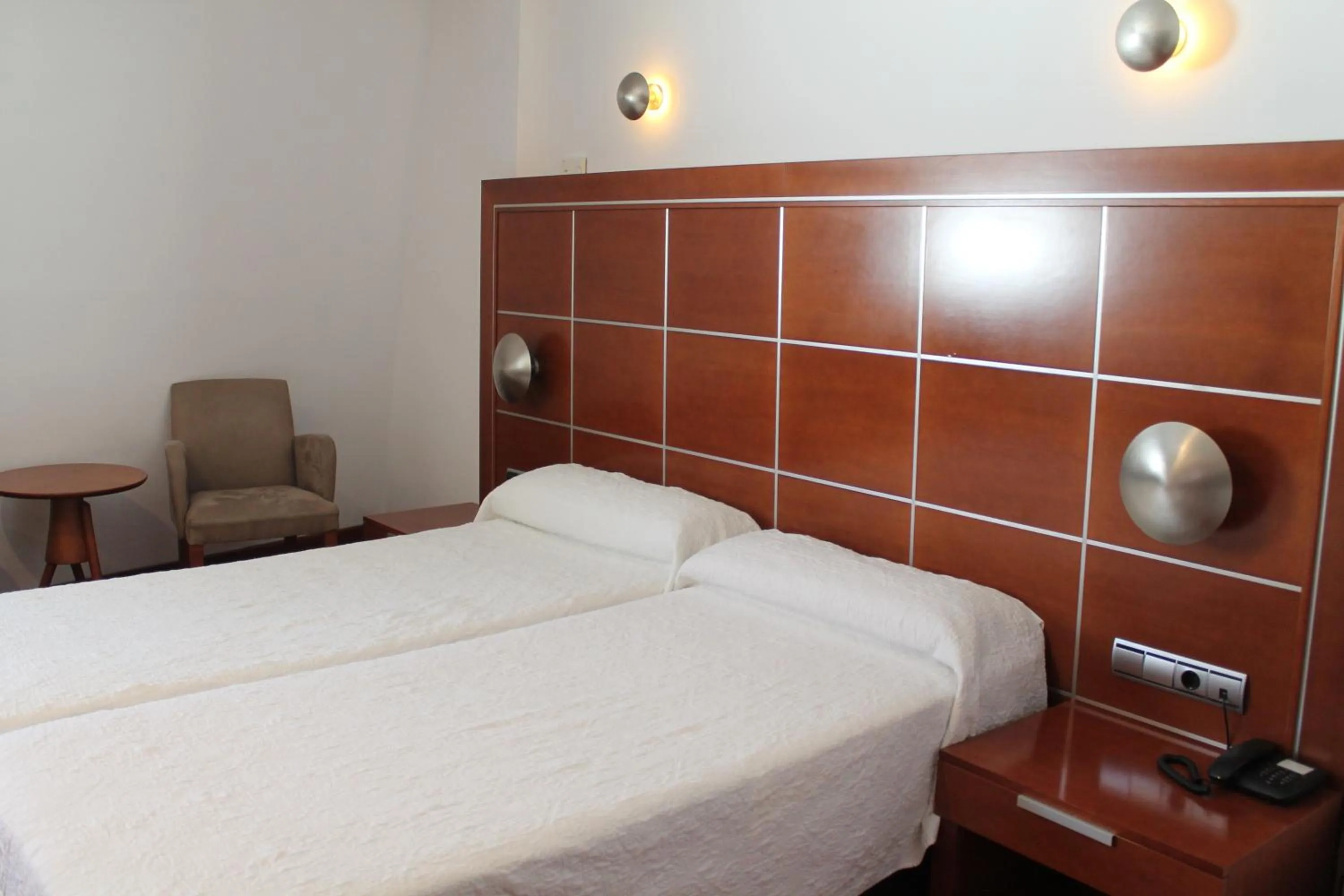 Photo of the whole room, Bed in Acinipo