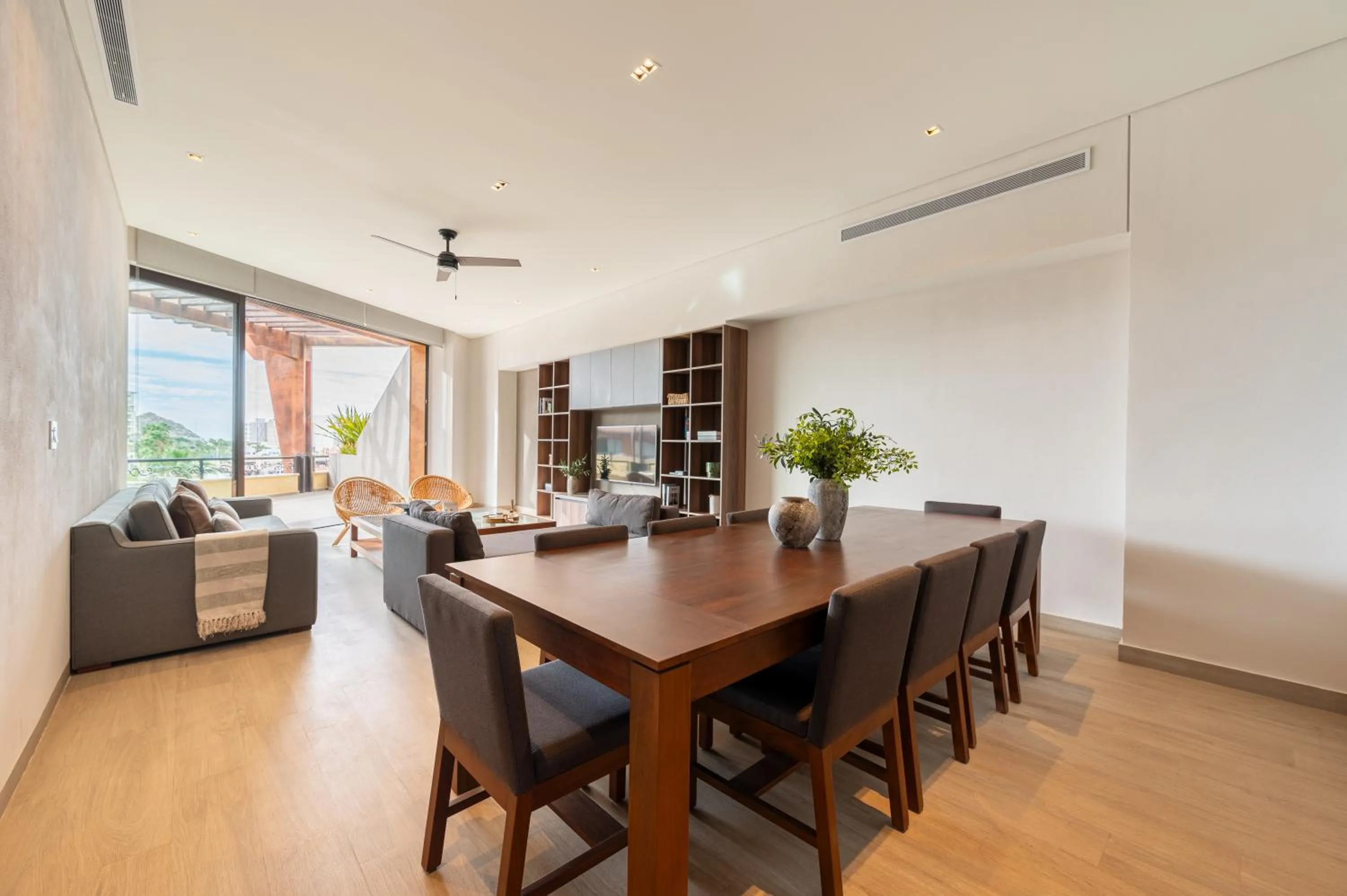 Dining area in Paraiso Residences Marina Cabo by Capitalia
