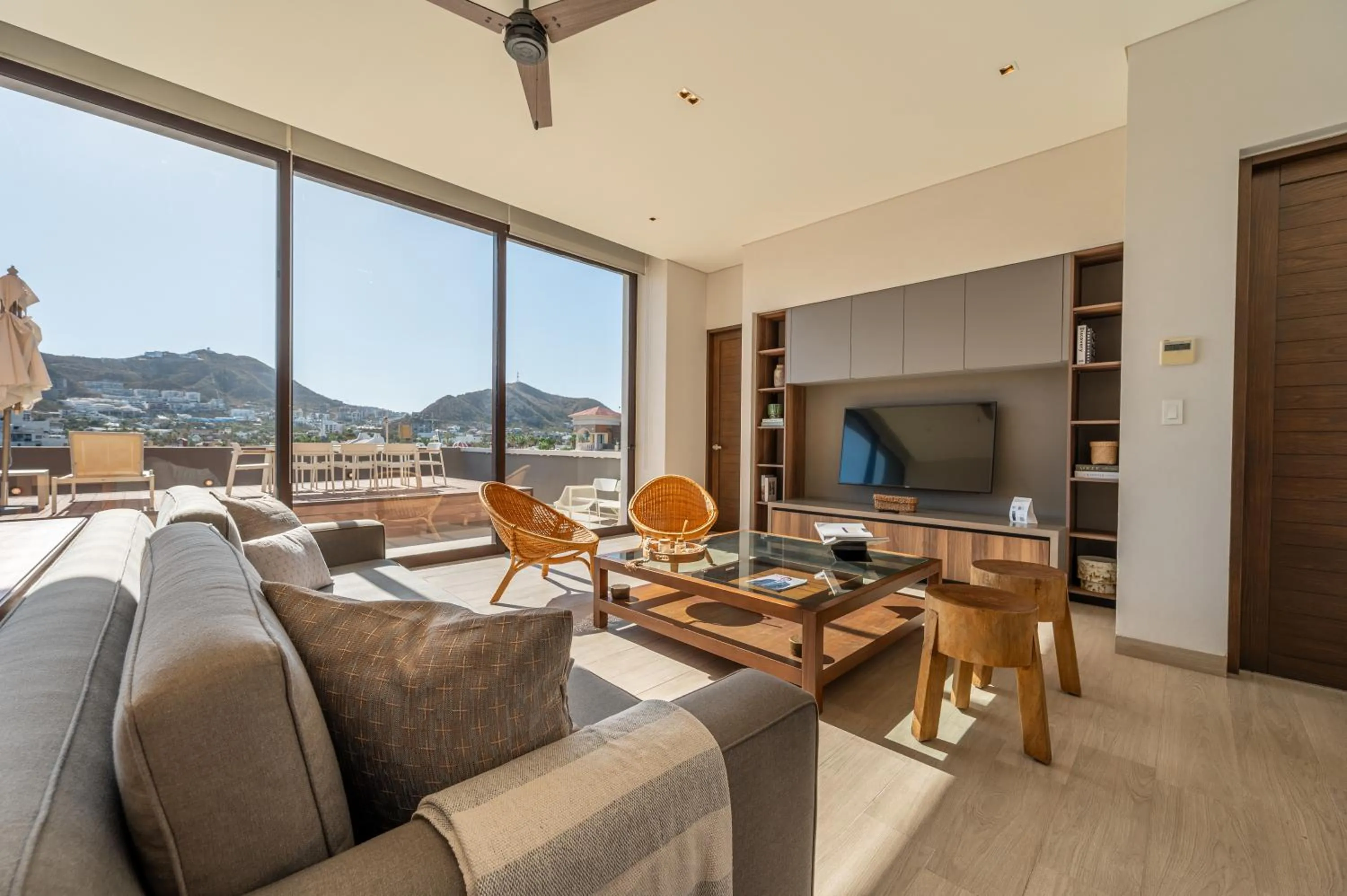 Living room in Paraiso Residences Marina Cabo by Capitalia