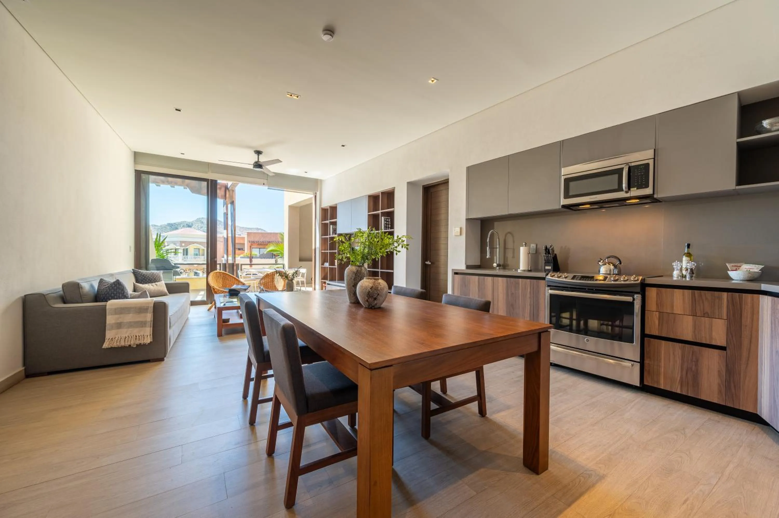 Dining area in Paraiso Residences Marina Cabo by Capitalia