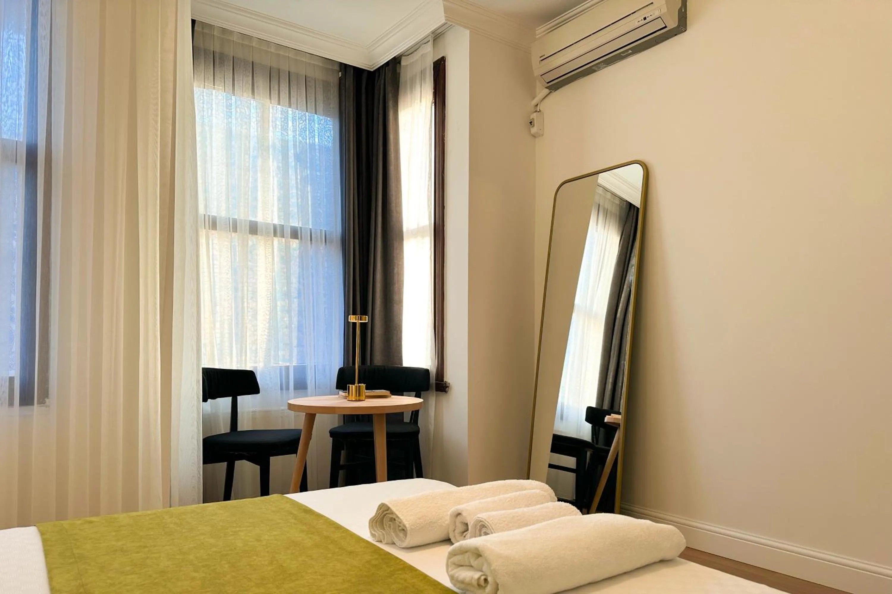 Photo of the whole room, Bed in The Haliç Bosphorus Hotel