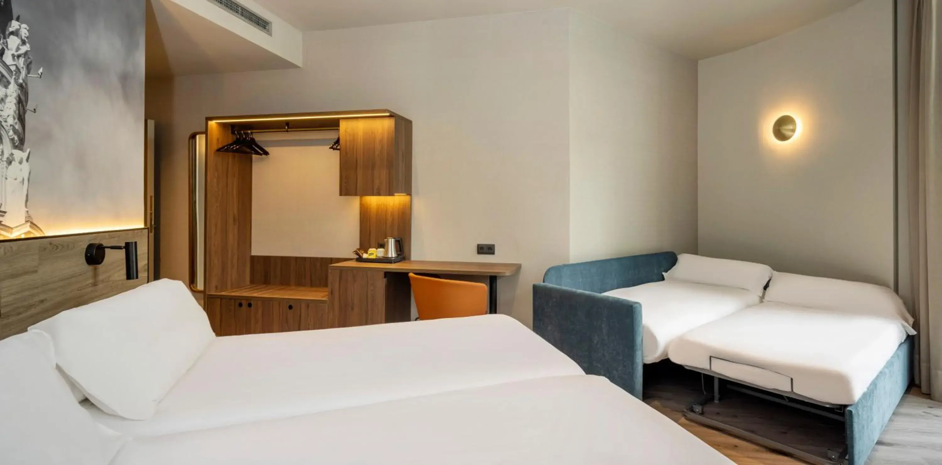 Quadruple Room with City View in Regente Hotel Quadruple Room with City View in Regente Hotel