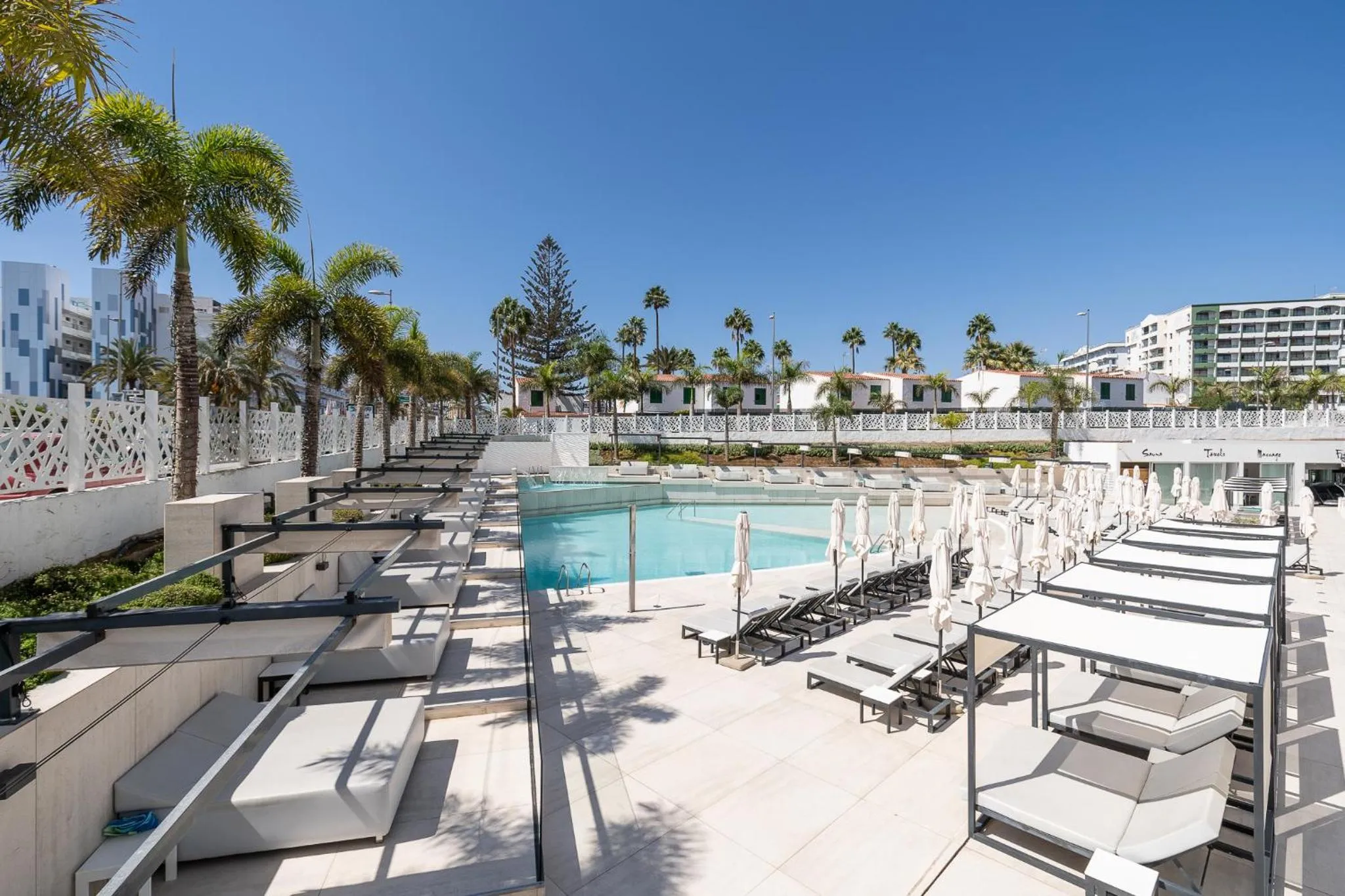 Swimming pool in Hotel Caserio