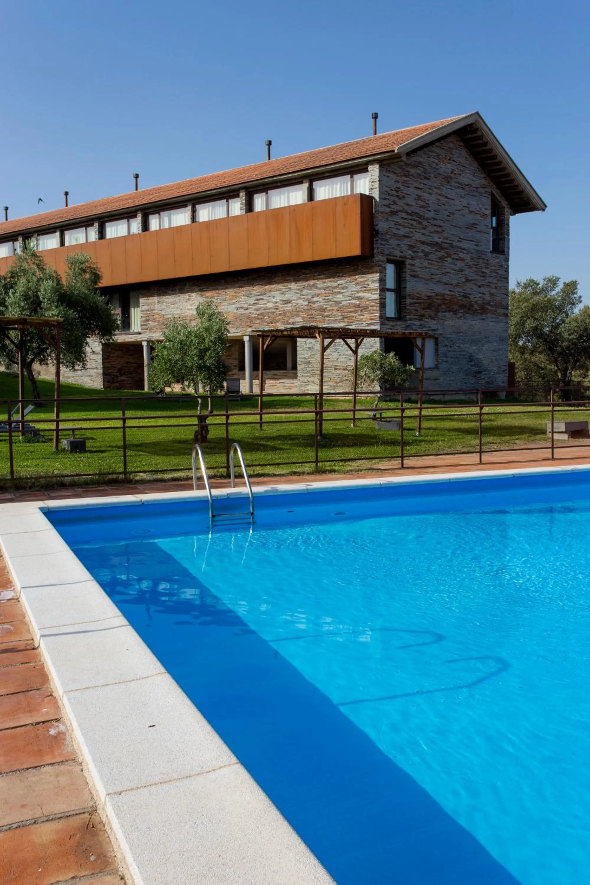 Swimming pool in Hotel Parque de Monfragüe