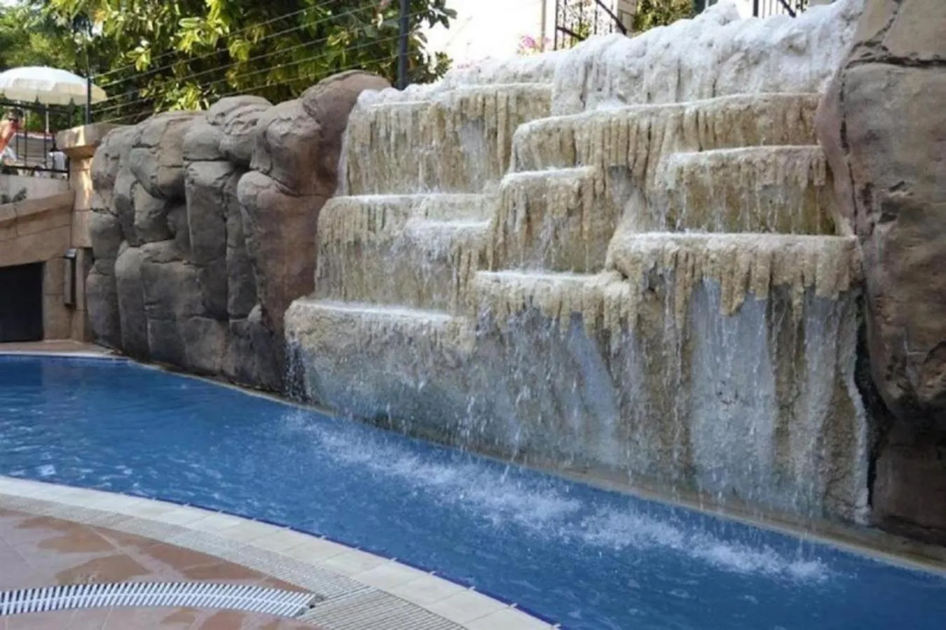 Swimming pool in London House Hotel