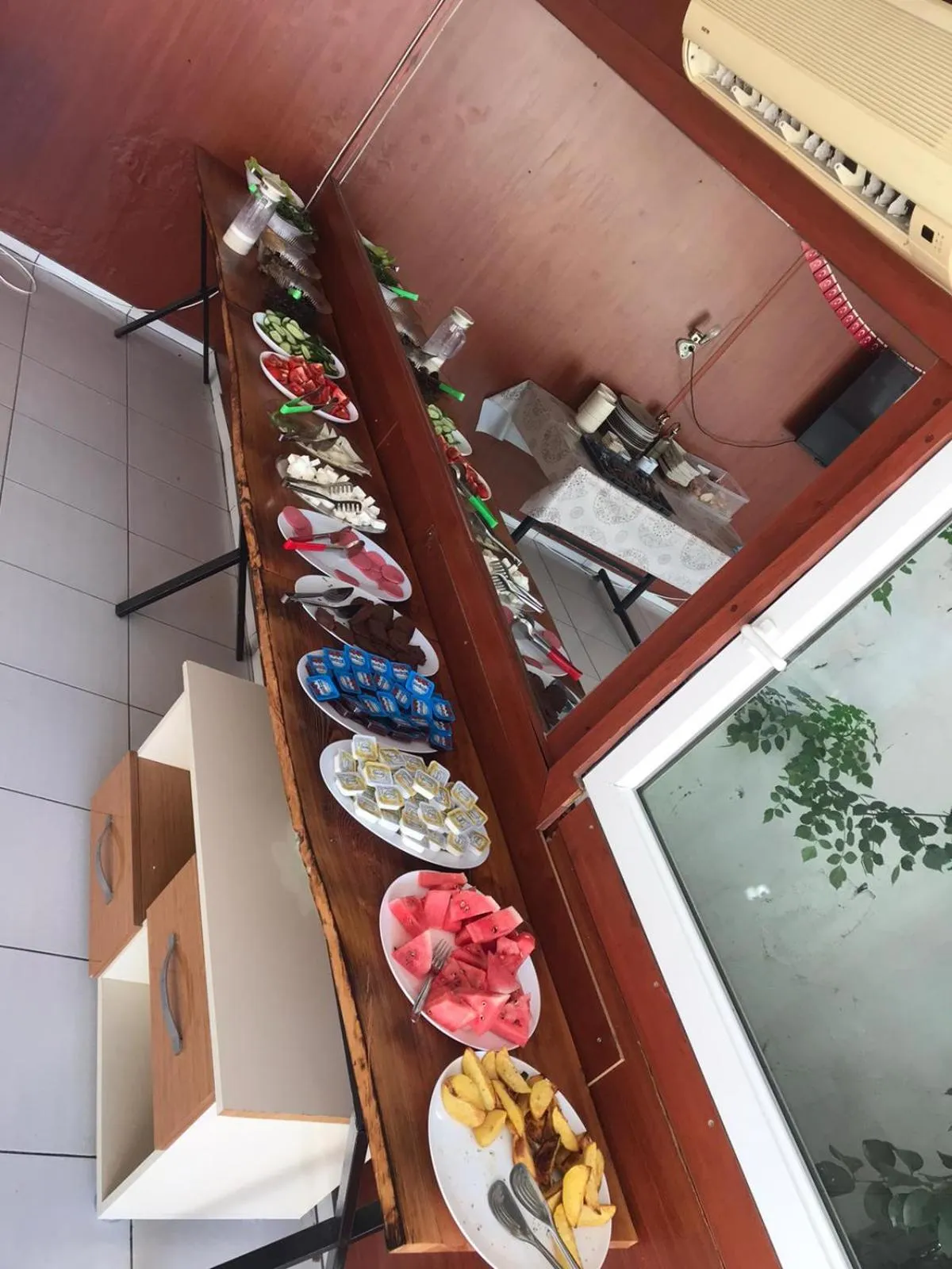 Restaurant/places to eat in London House Hotel