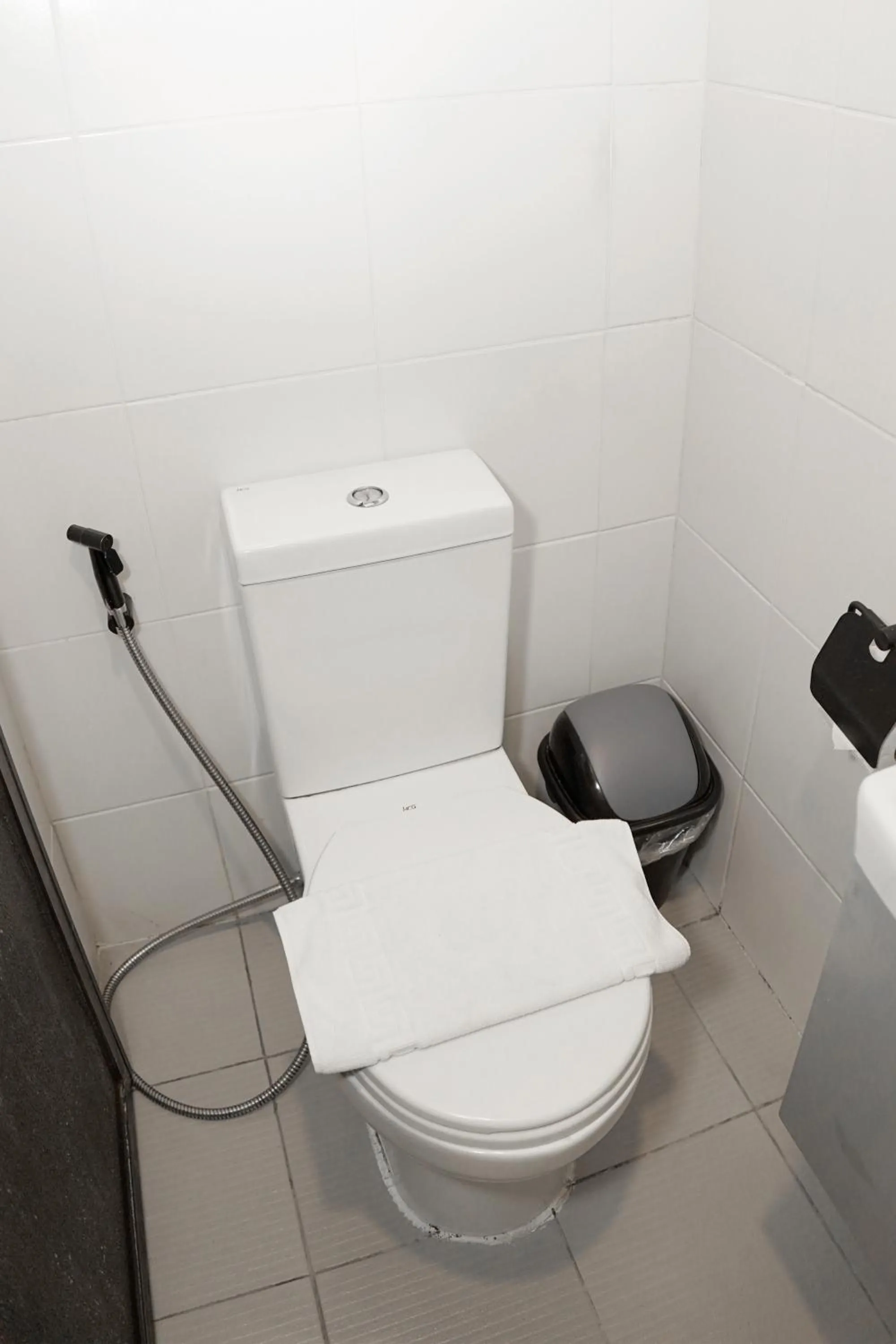 Toilet in mySTAY Hotel BGC South