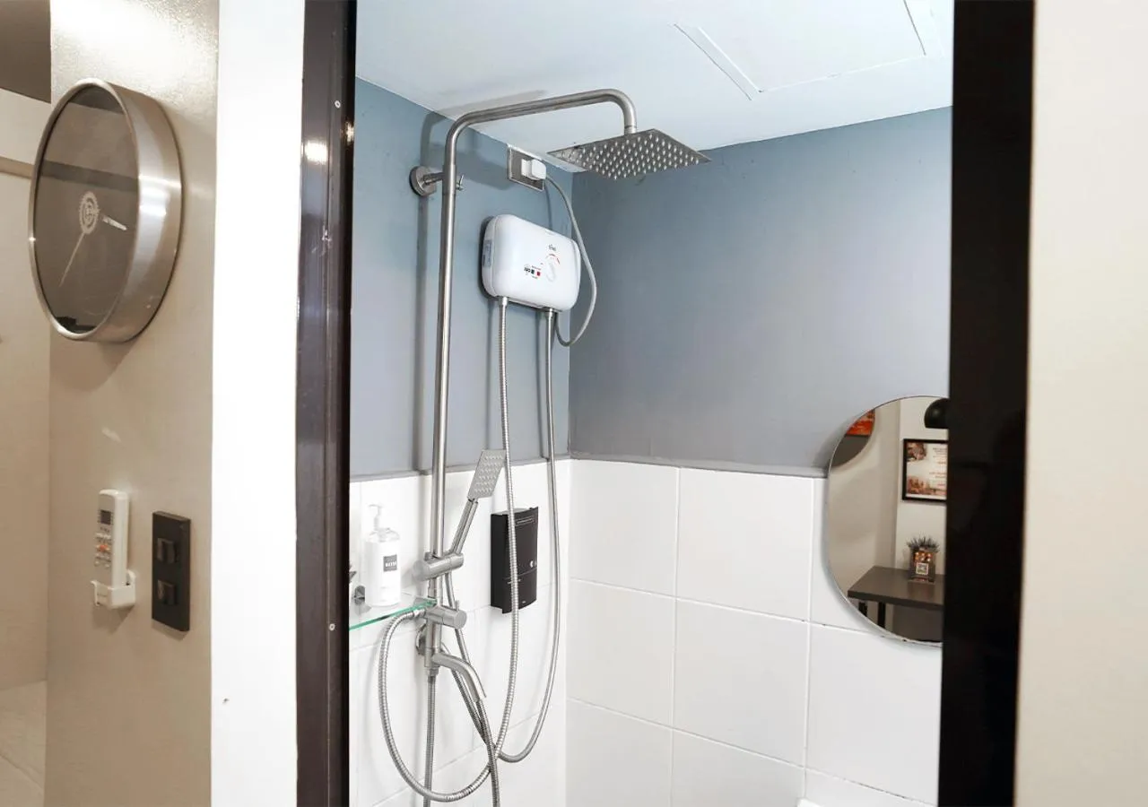 Shower in mySTAY Hotel BGC South