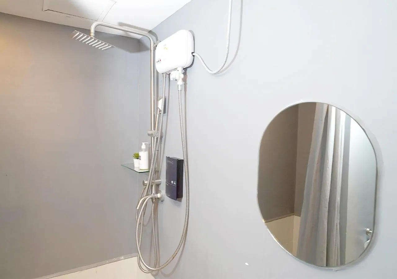 Shower in mySTAY Hotel BGC South