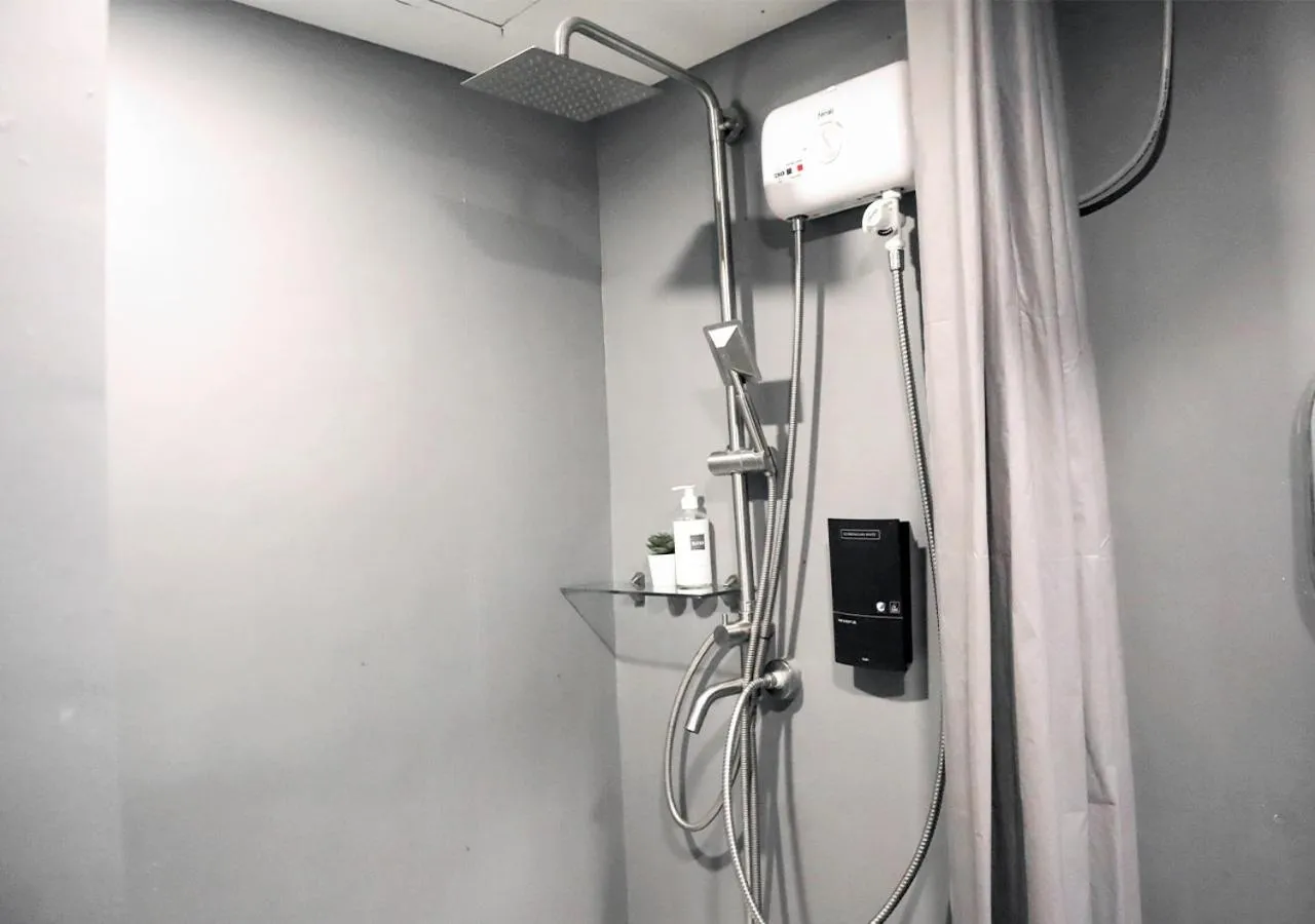 Shower in mySTAY Hotel BGC South