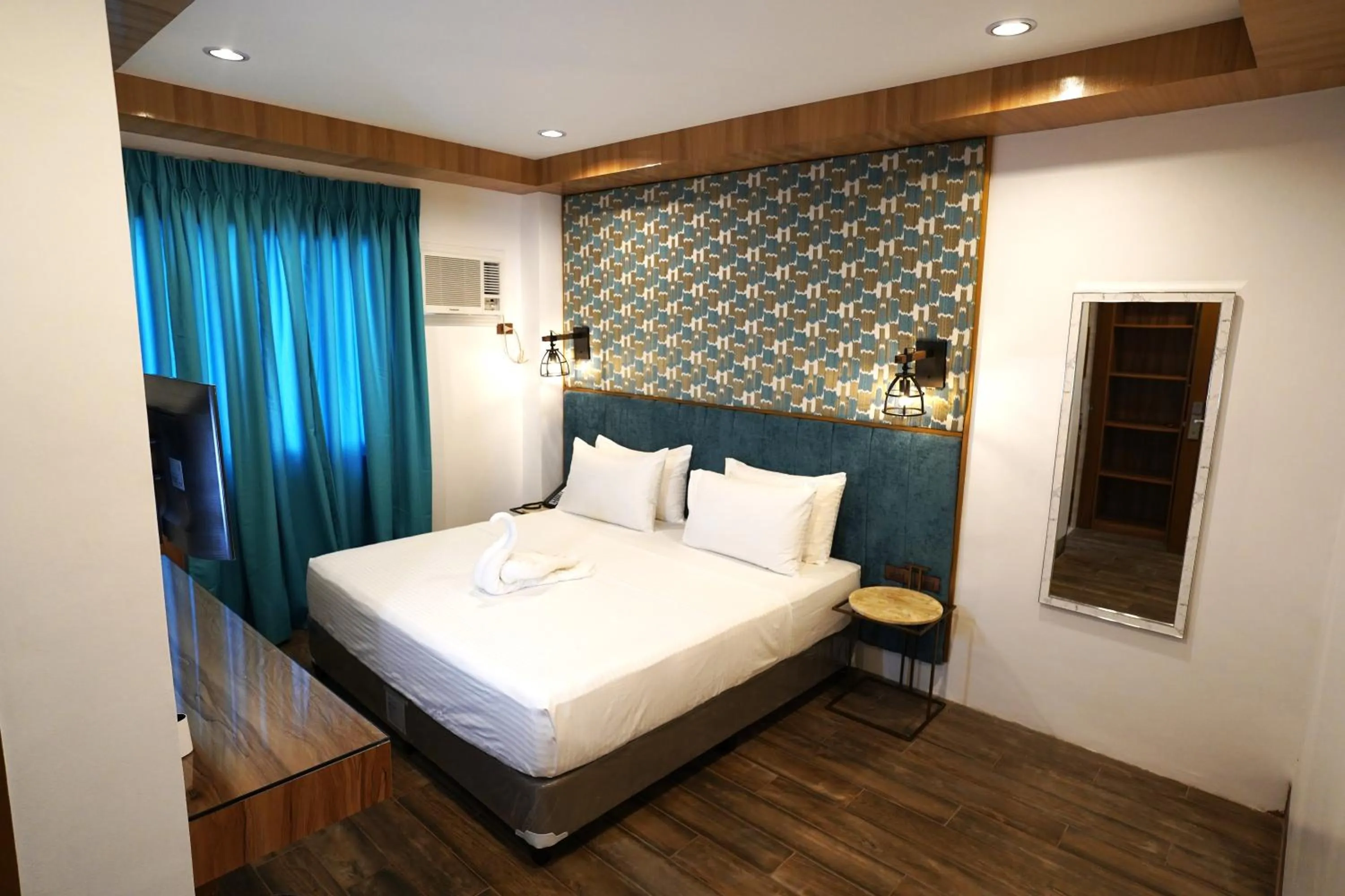 Bed in Lighthouse Point Hotel