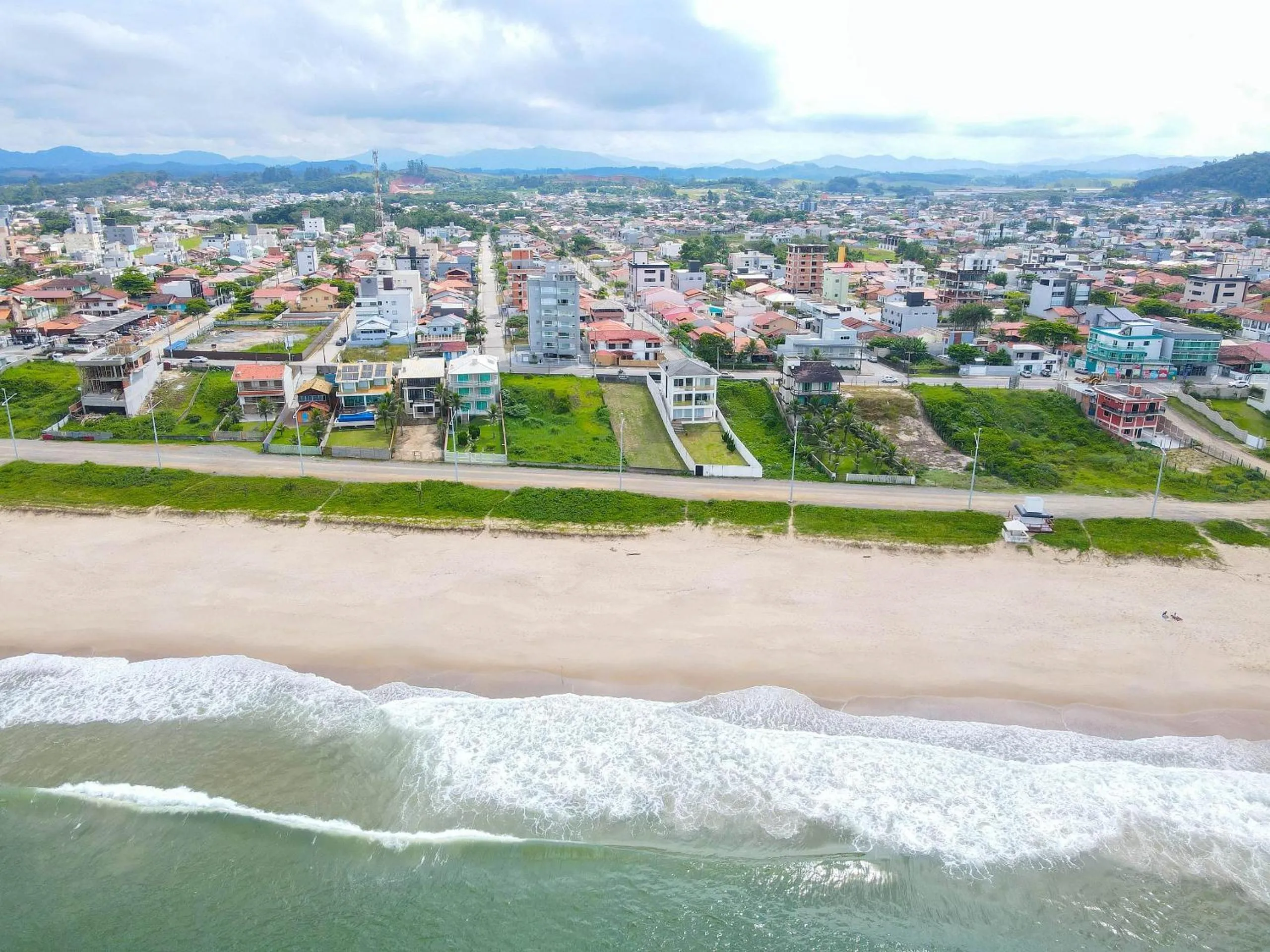 Off site in Ótima casa apenas 50metros da praia - em Balneário Piçarras