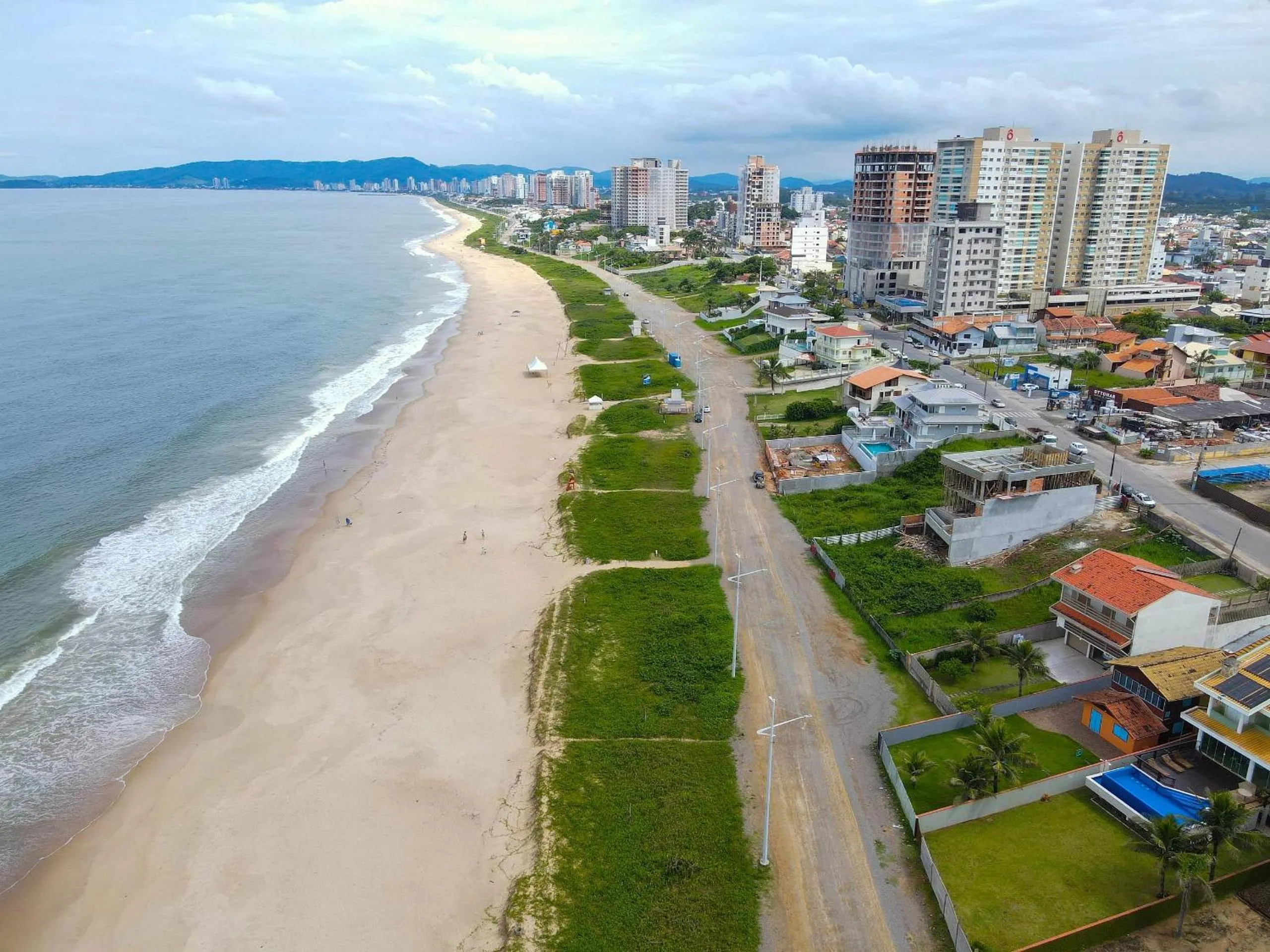 Beach in Ótima casa apenas 50metros da praia - em Balneário Piçarras
