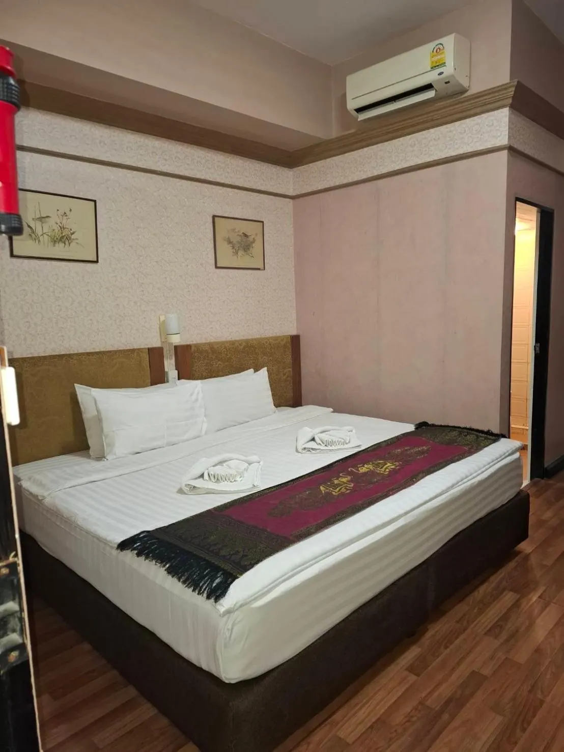 Photo of the whole room, Bed in Hotel De Khuvieng