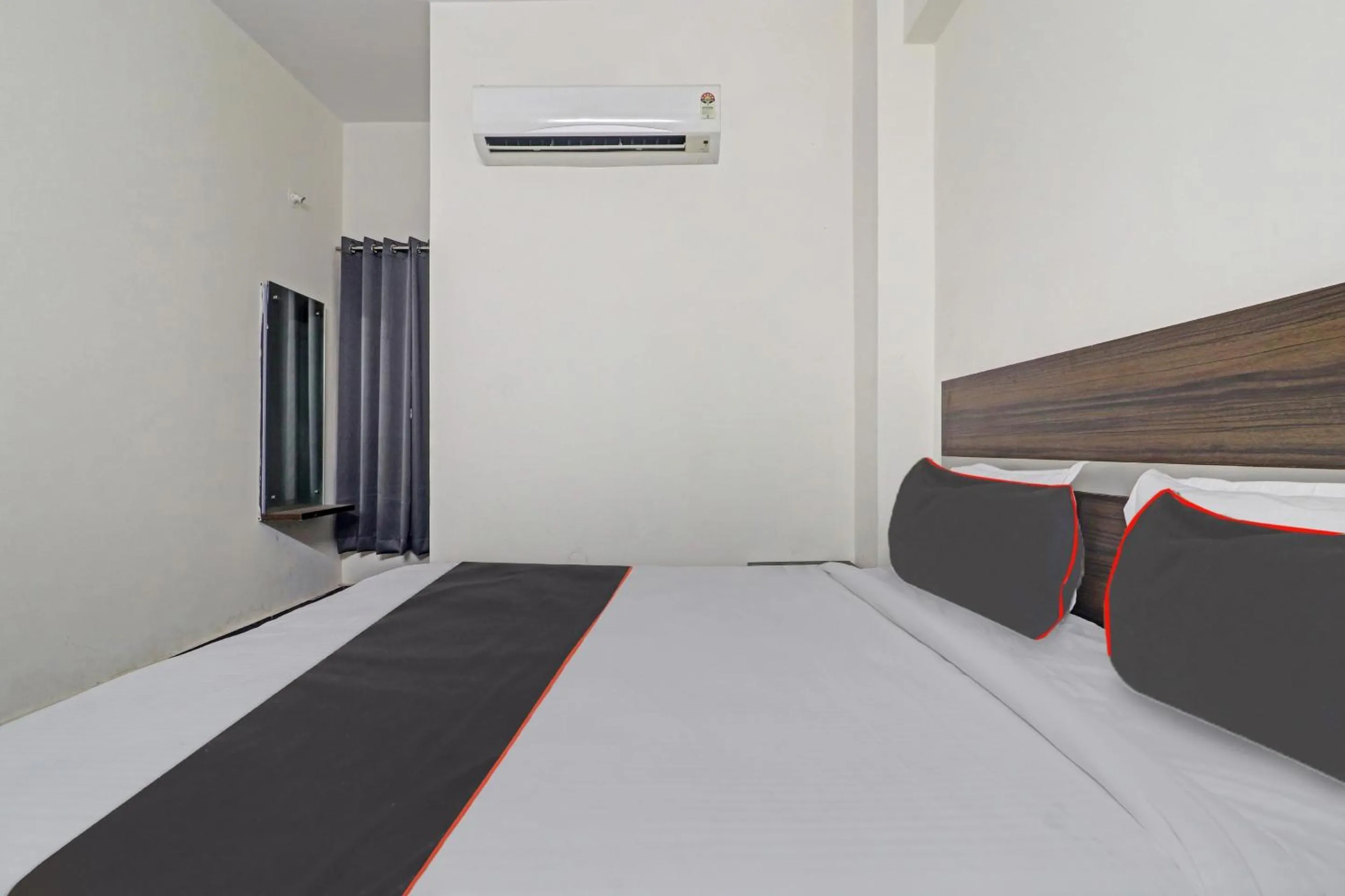 Bedroom, Bed in Collection O SS Metro Ritz