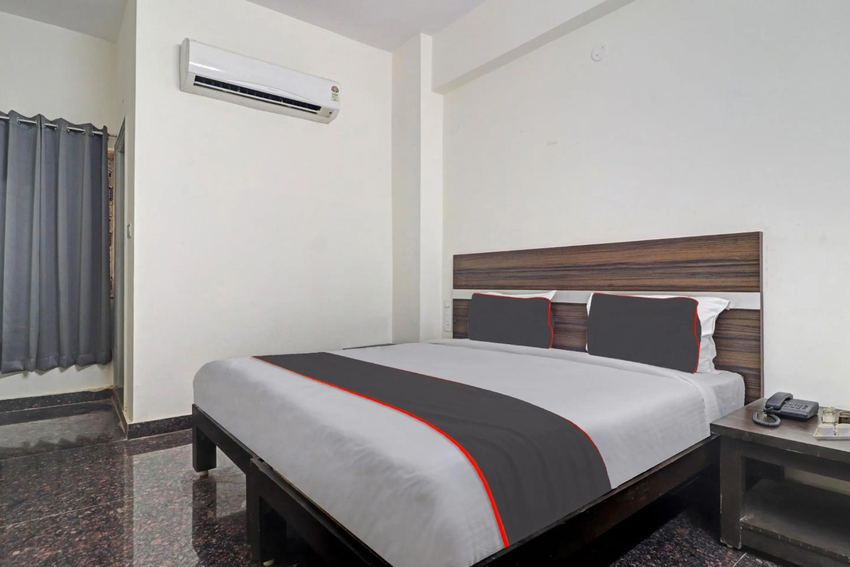 Bedroom, Bed in Collection O SS Metro Ritz