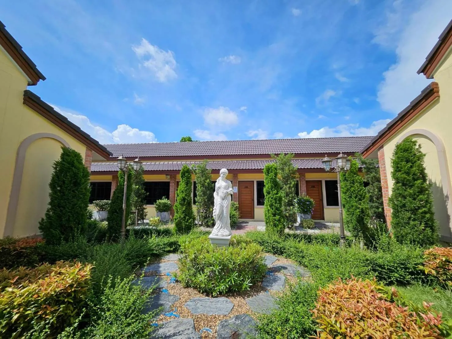 Garden in CottagePine Rayong Resort&Cafe