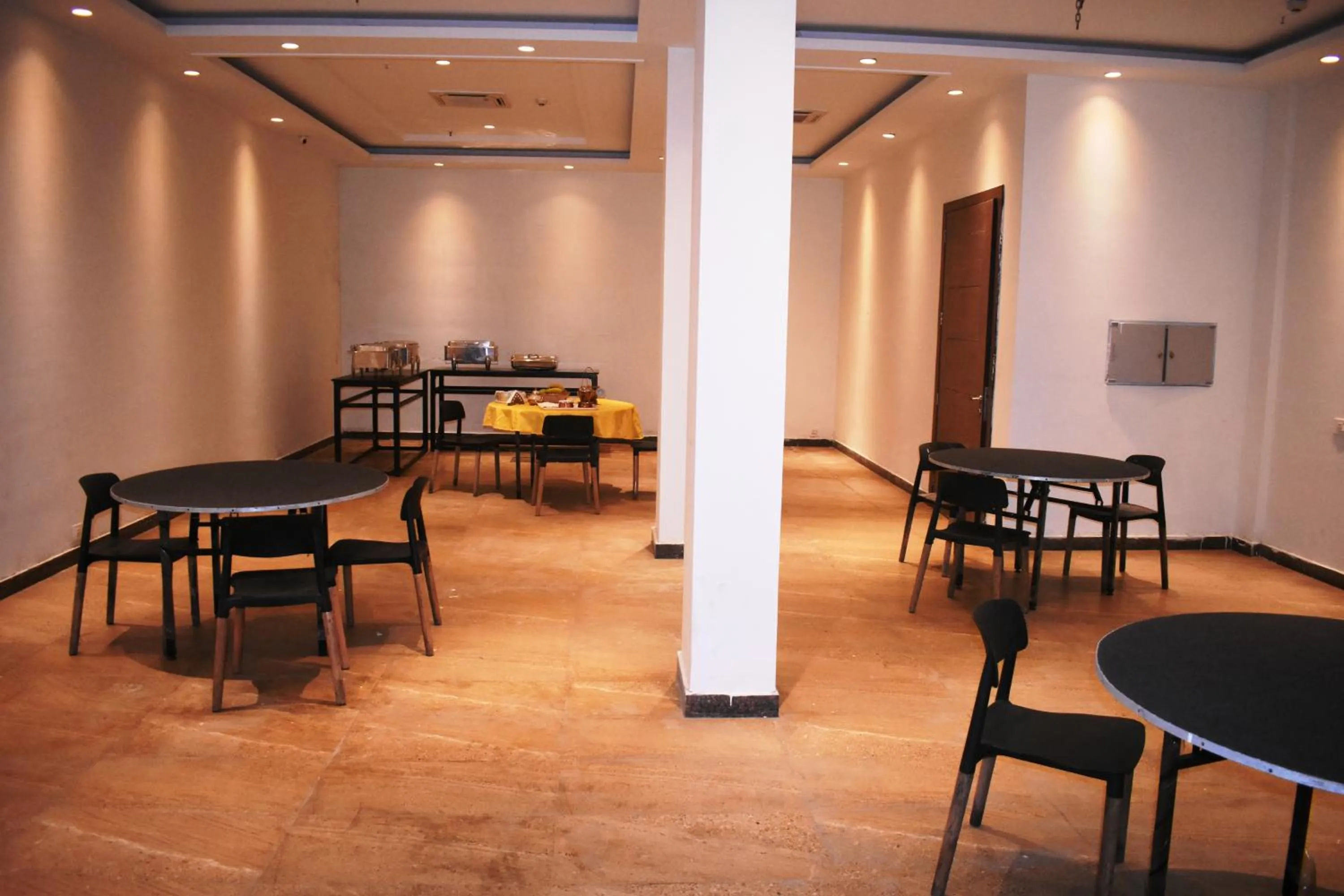 Restaurant/Places to Eat in Lemonwood Suites by F9 Hotels - Trivoli Garden Chhatarpur