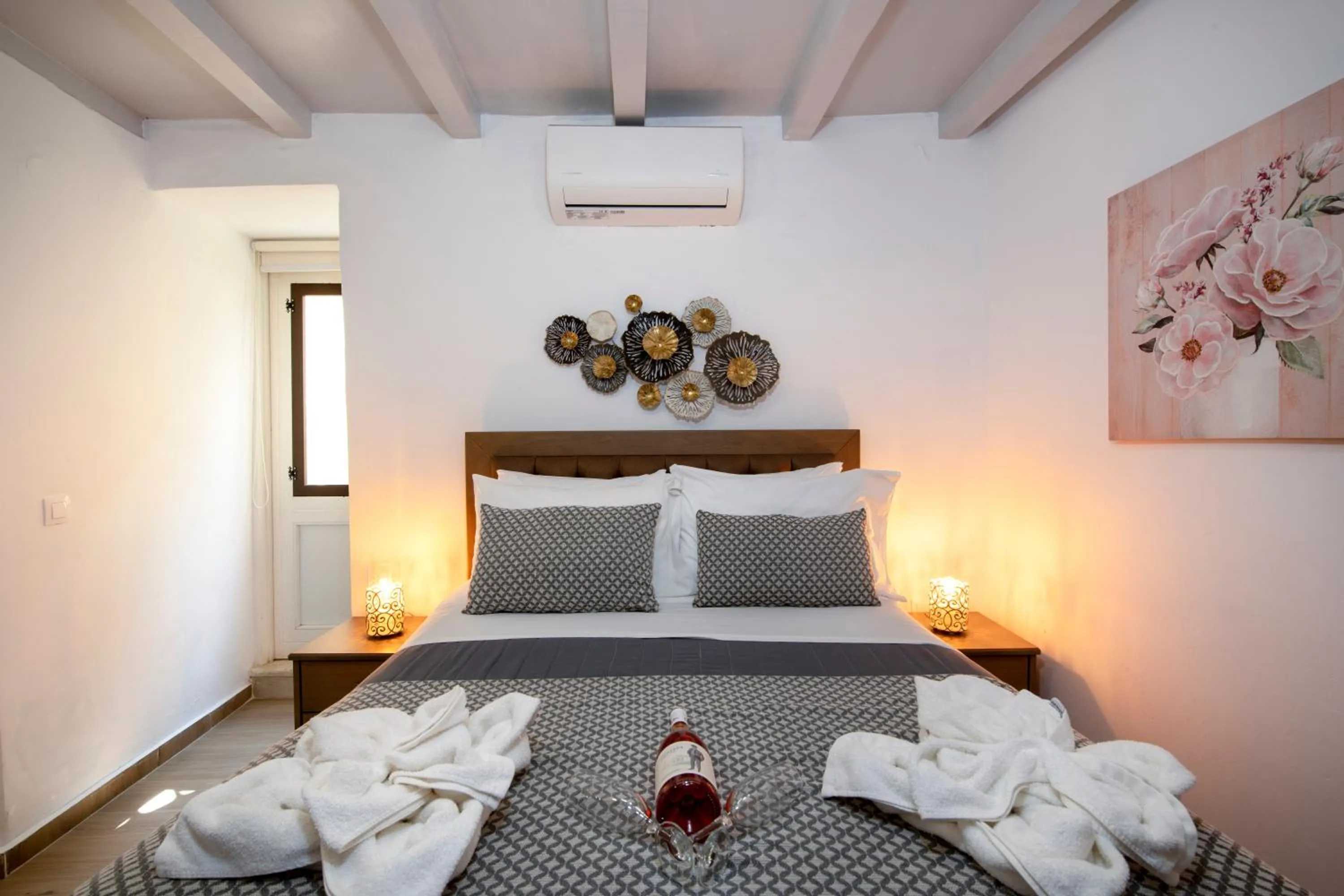 Photo of the whole room, Bed in Bozzali Deluxe Hotel