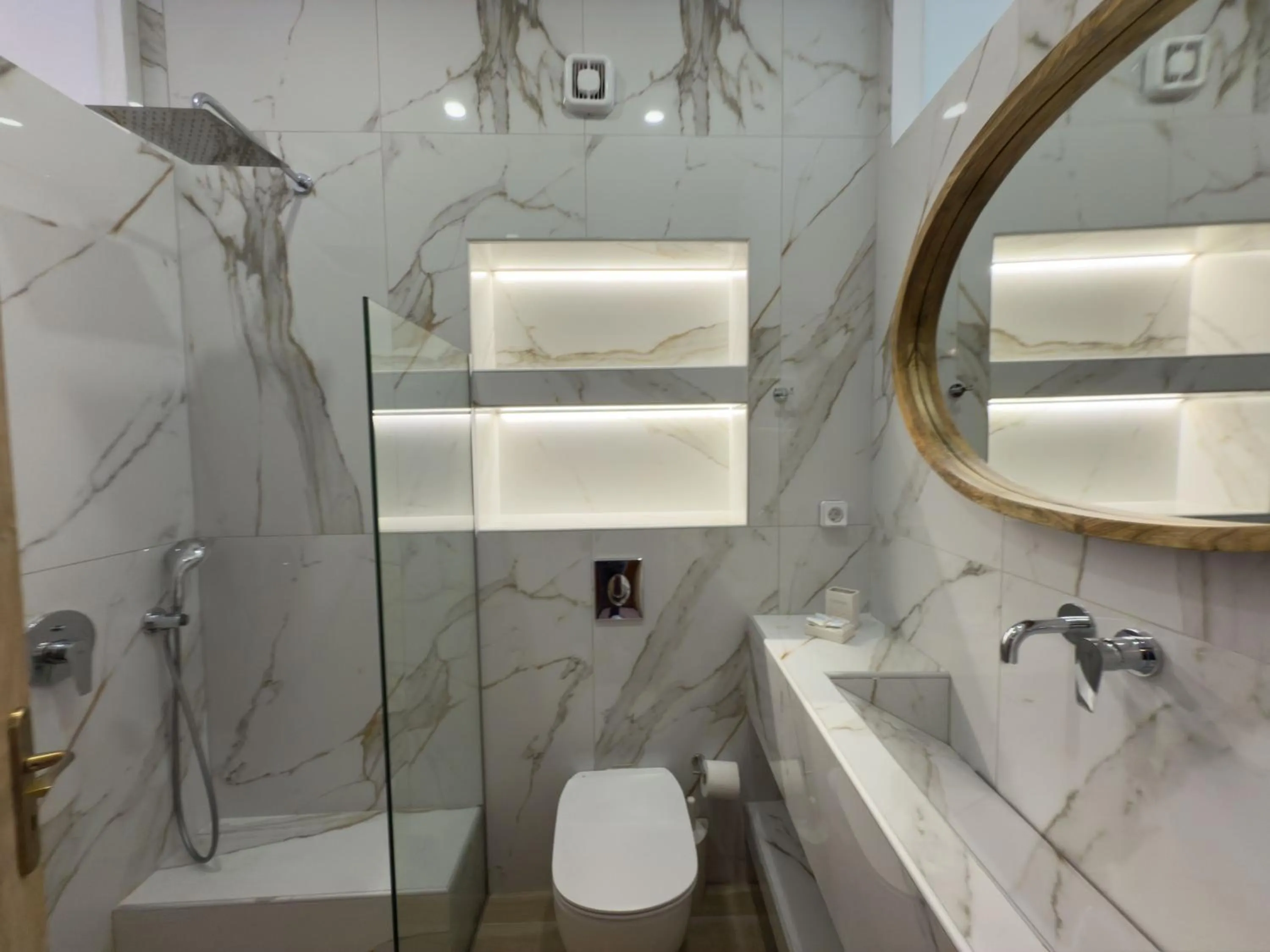 Bathroom in Bozzali Deluxe Hotel