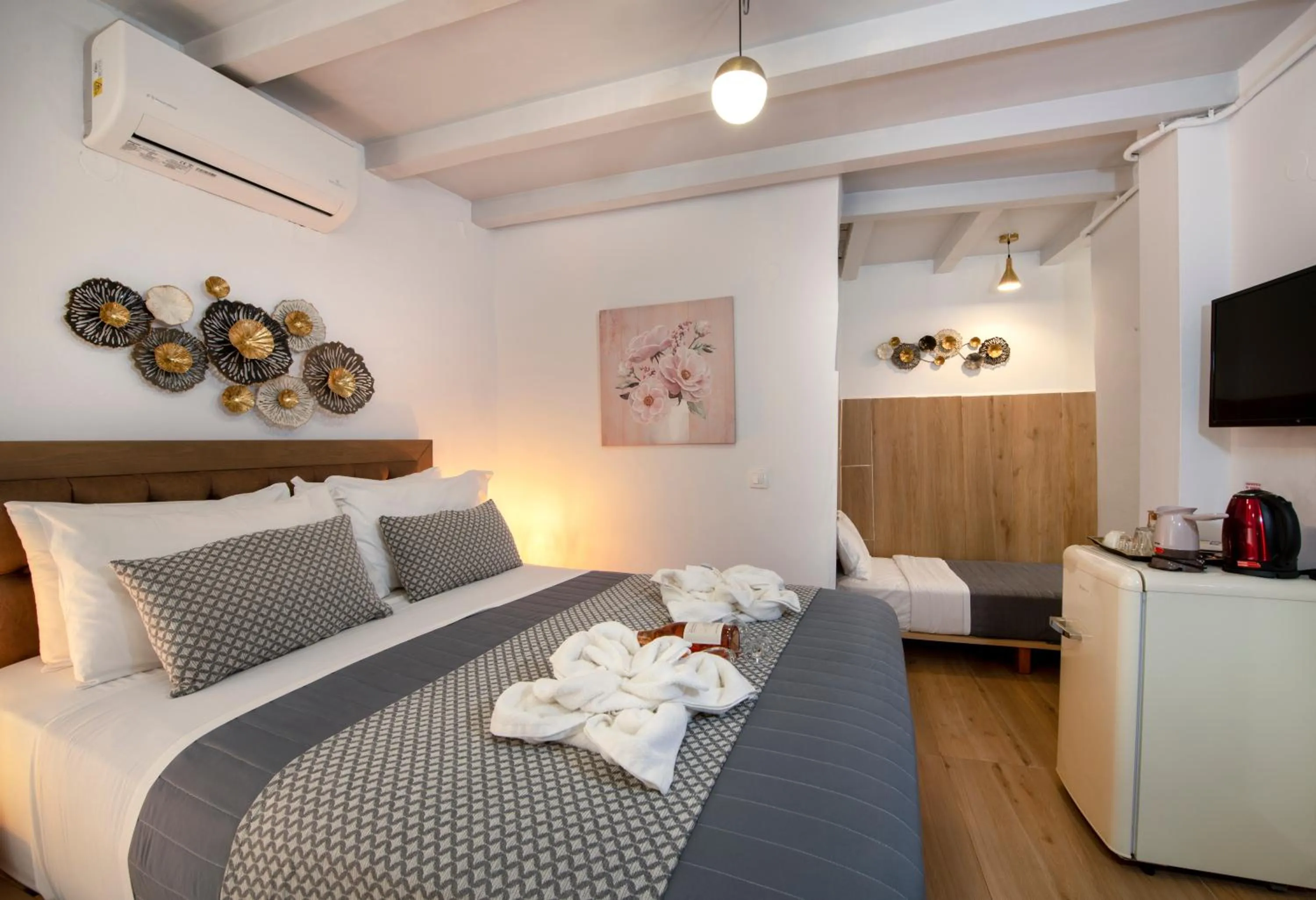 Photo of the whole room, Bed in Bozzali Deluxe Hotel