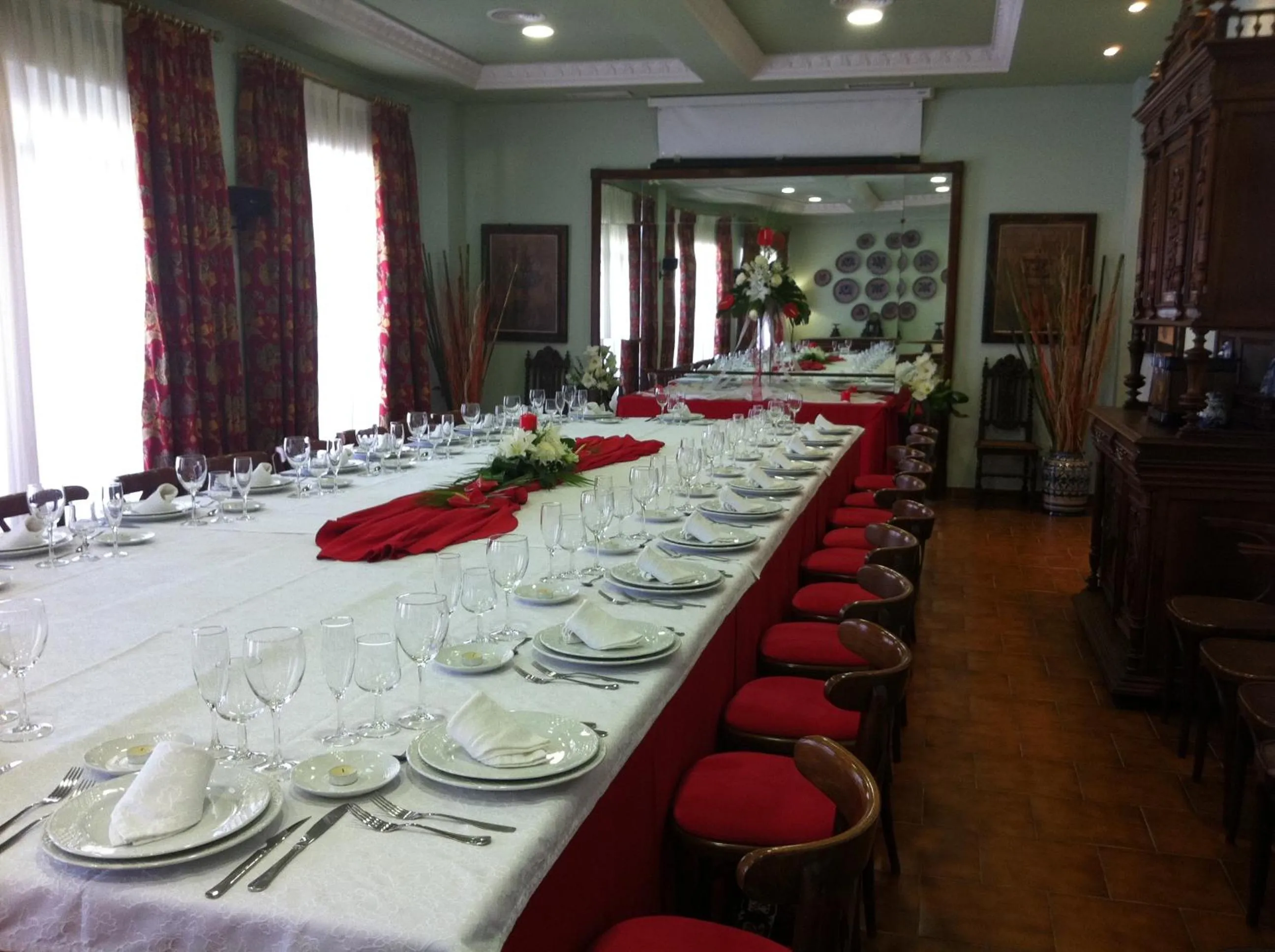 Restaurant/places to eat in Palacete de la Ochava