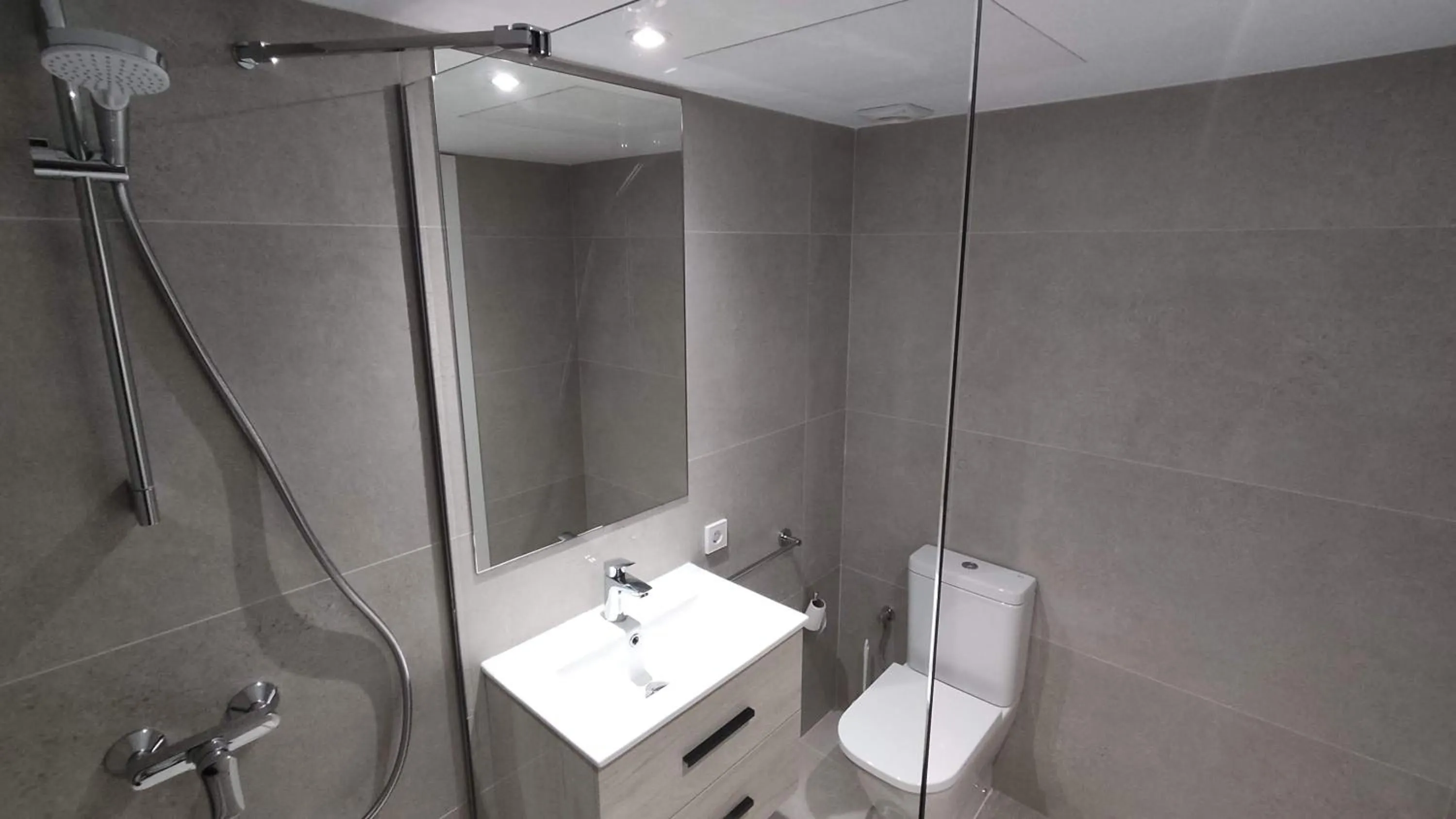 Shower in Apartamento 4 Pax a 300m Playa con acceso a piscina MP 2H