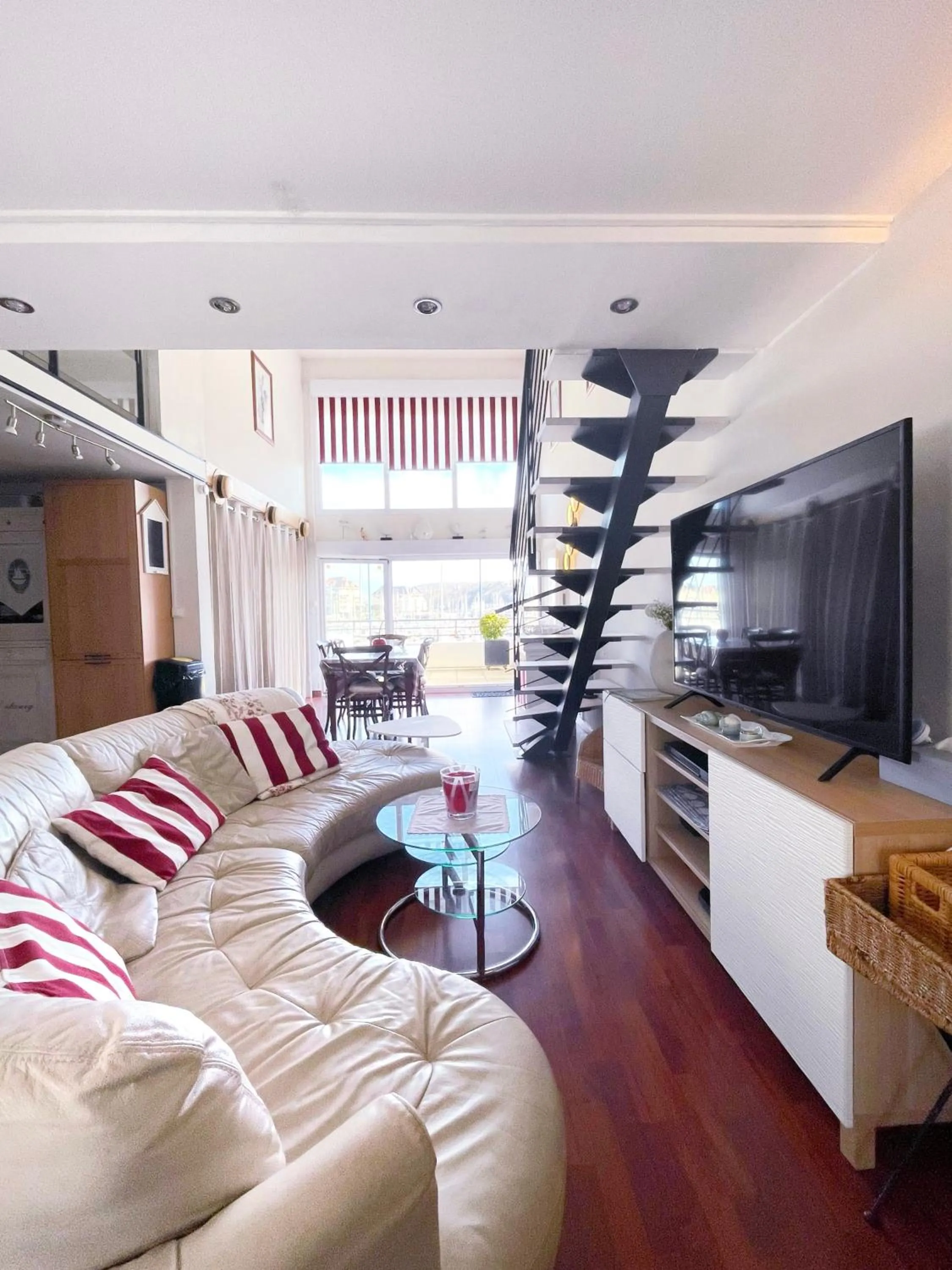 Loft duplex face au port, grande terrasse, plage pied, parking