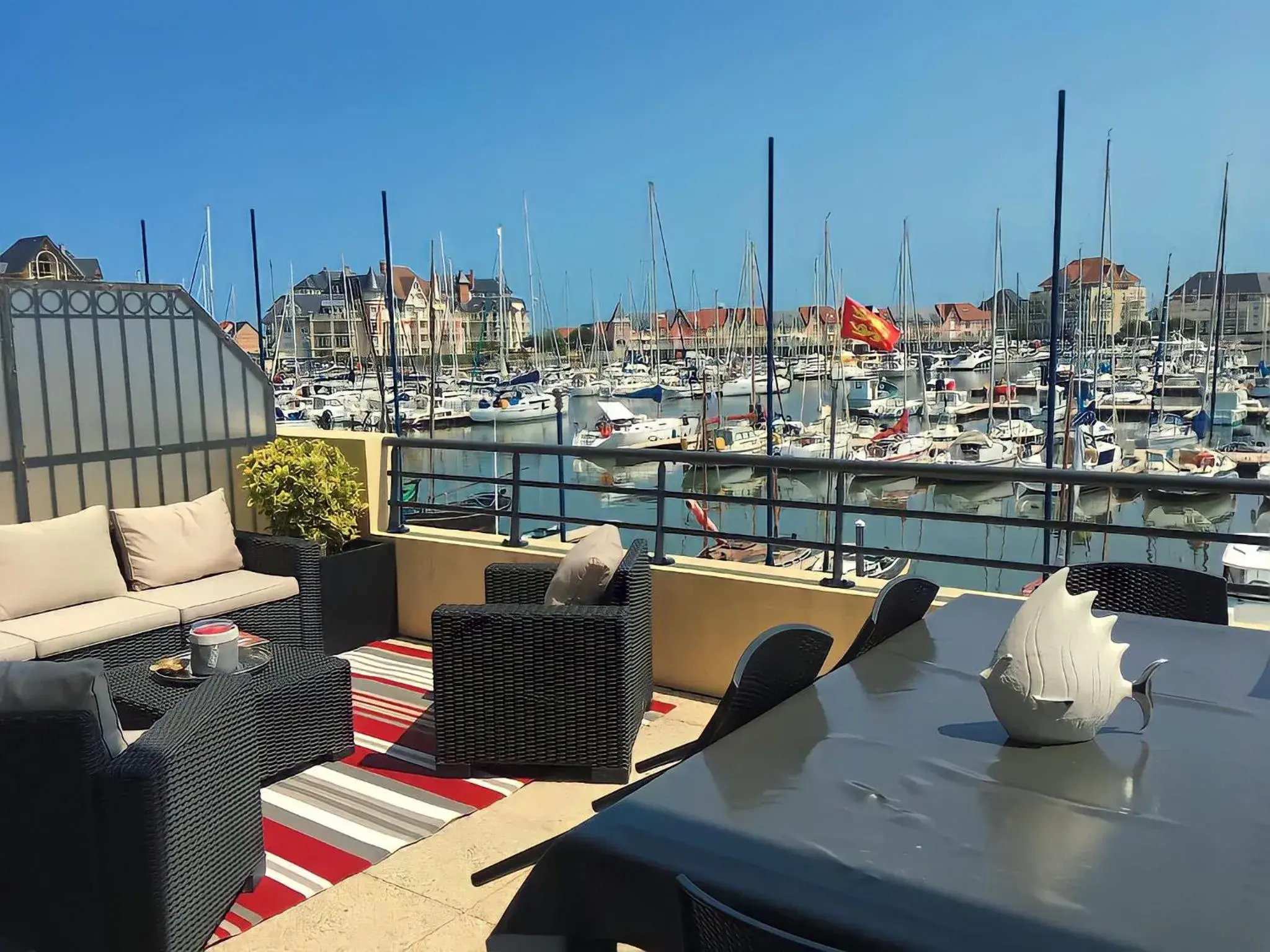 Loft duplex face au port, grande terrasse, plage pied, parking Loft duplex face au port, grande terrasse, plage pied, parking