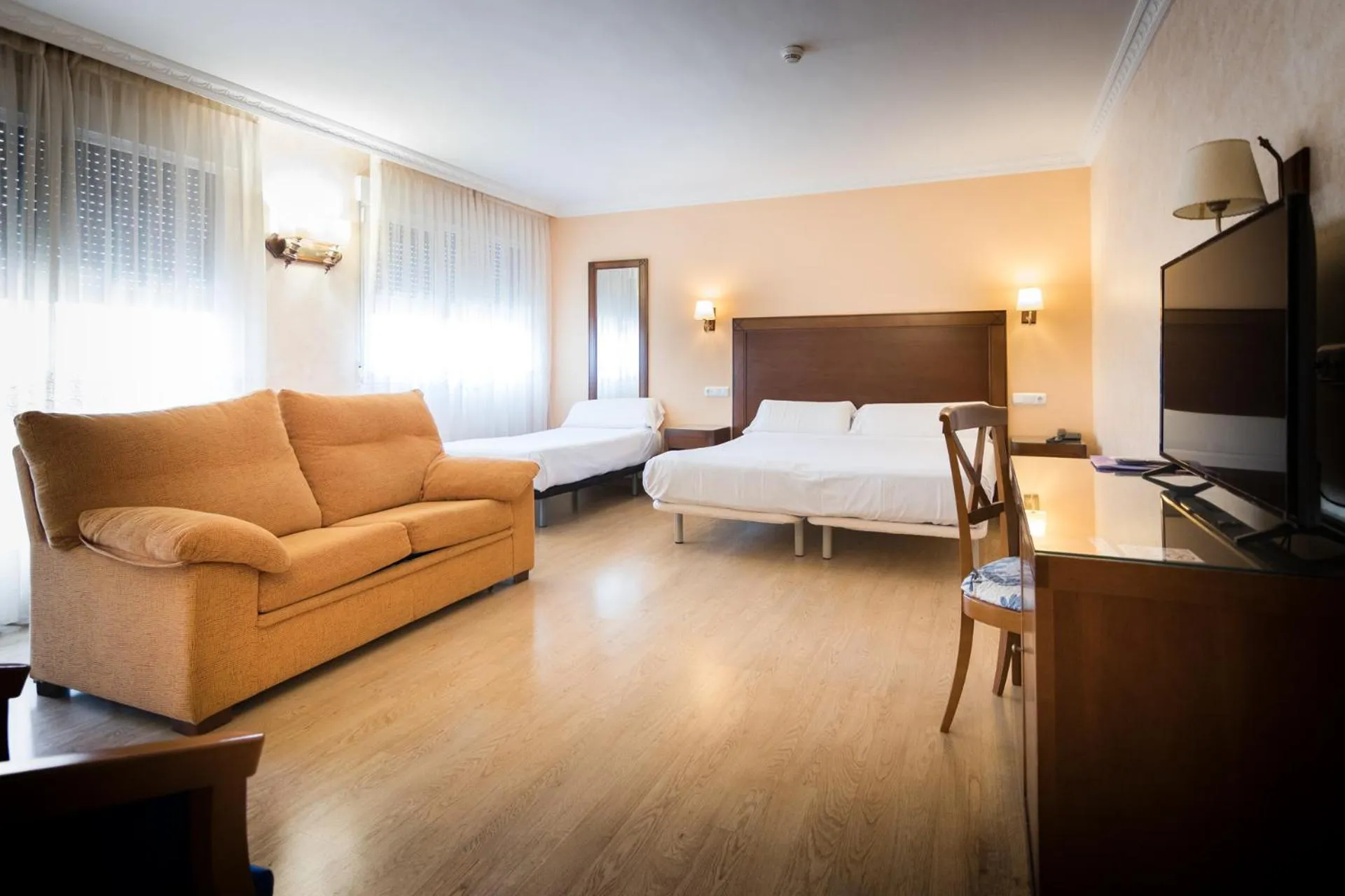 Photo of the whole room, Bed in Abadía Burgos Camino Santiago