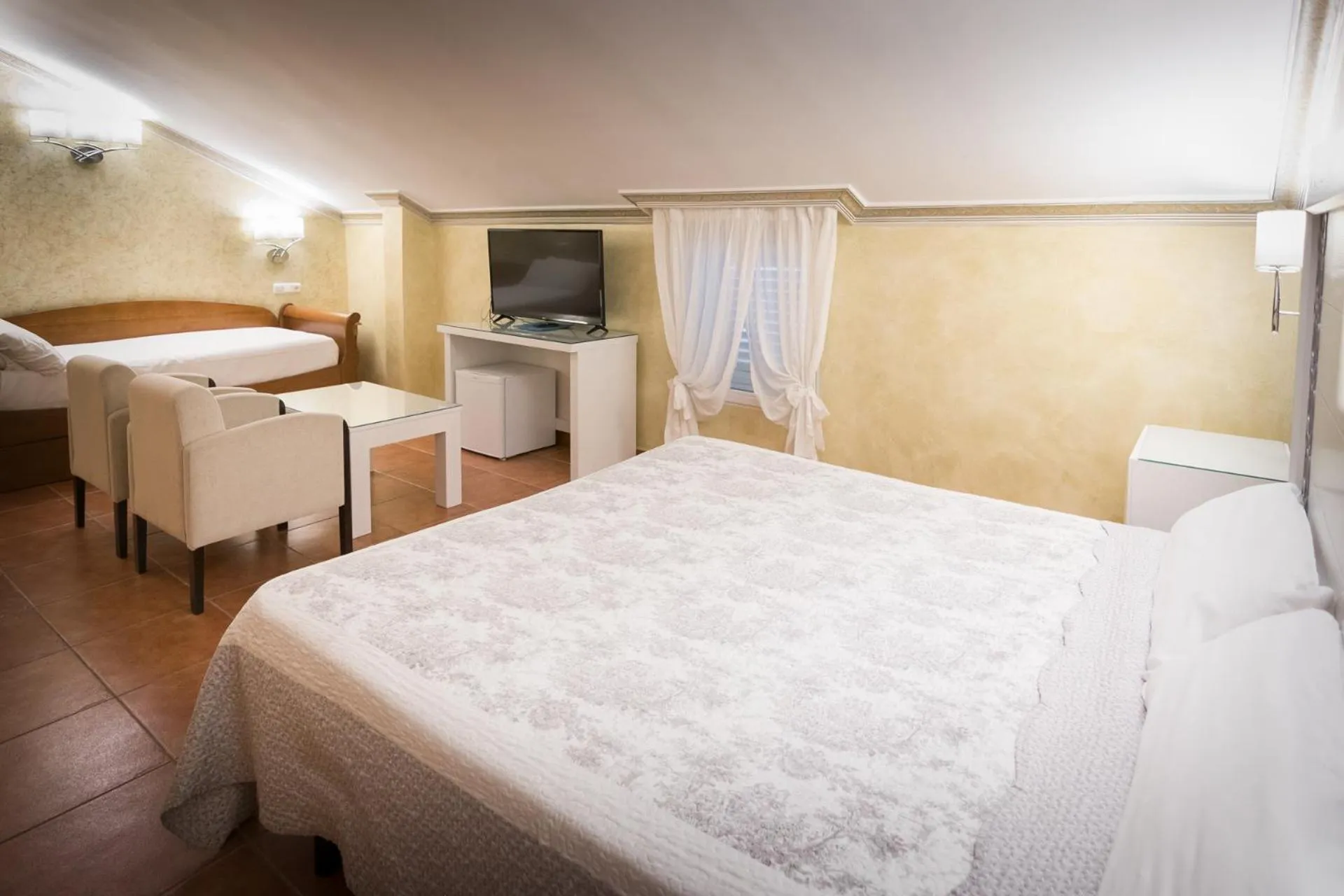 Photo of the whole room, Bed in Abadía Burgos Camino Santiago