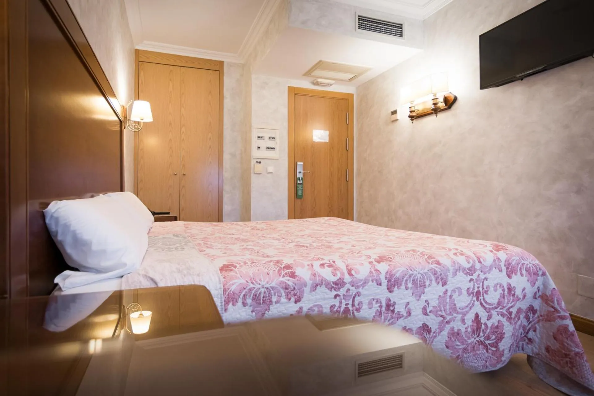 Photo of the whole room, Bed in Abadía Burgos Camino Santiago