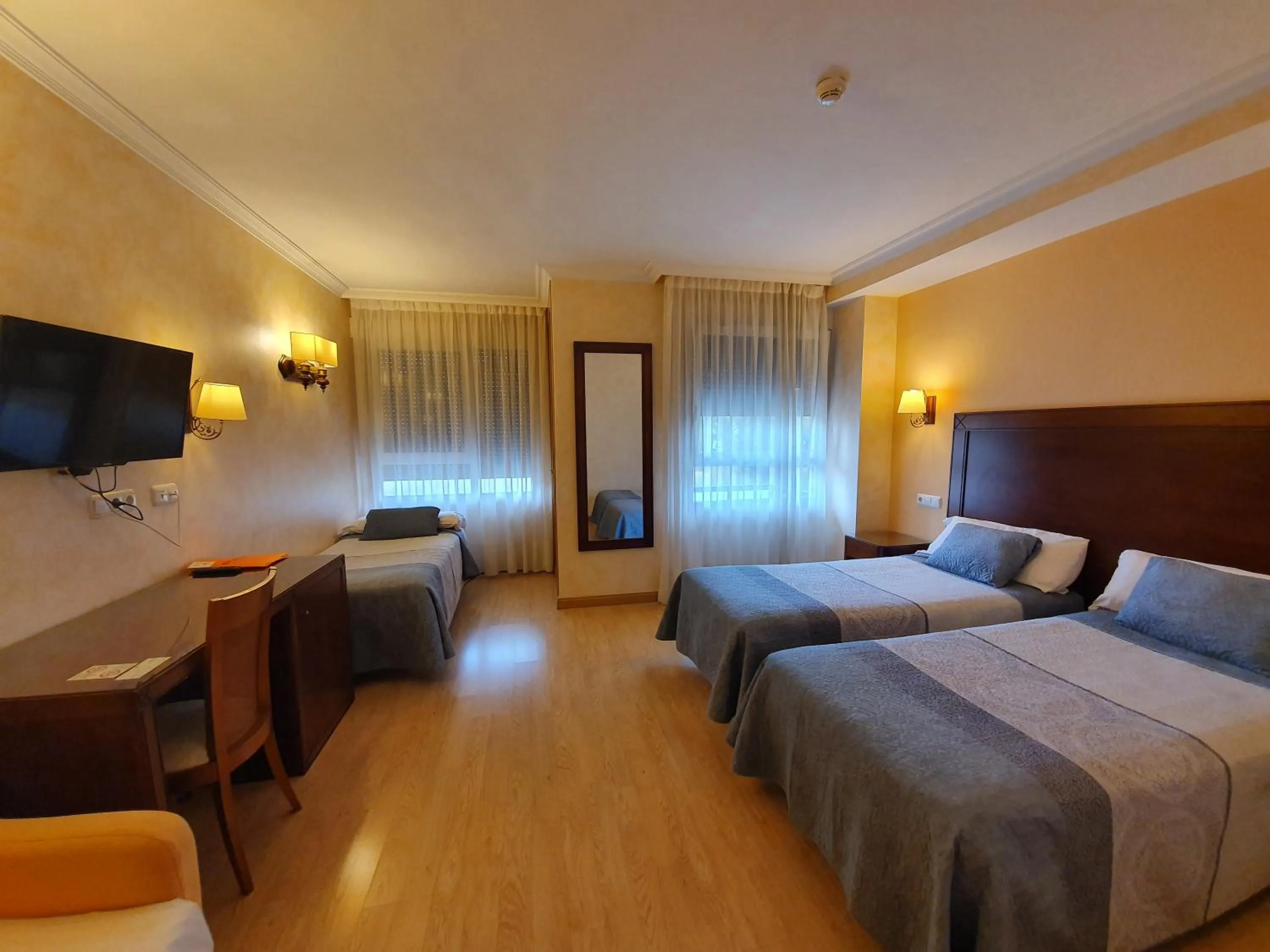 Photo of the whole room, Bed in Abadía Burgos Camino Santiago