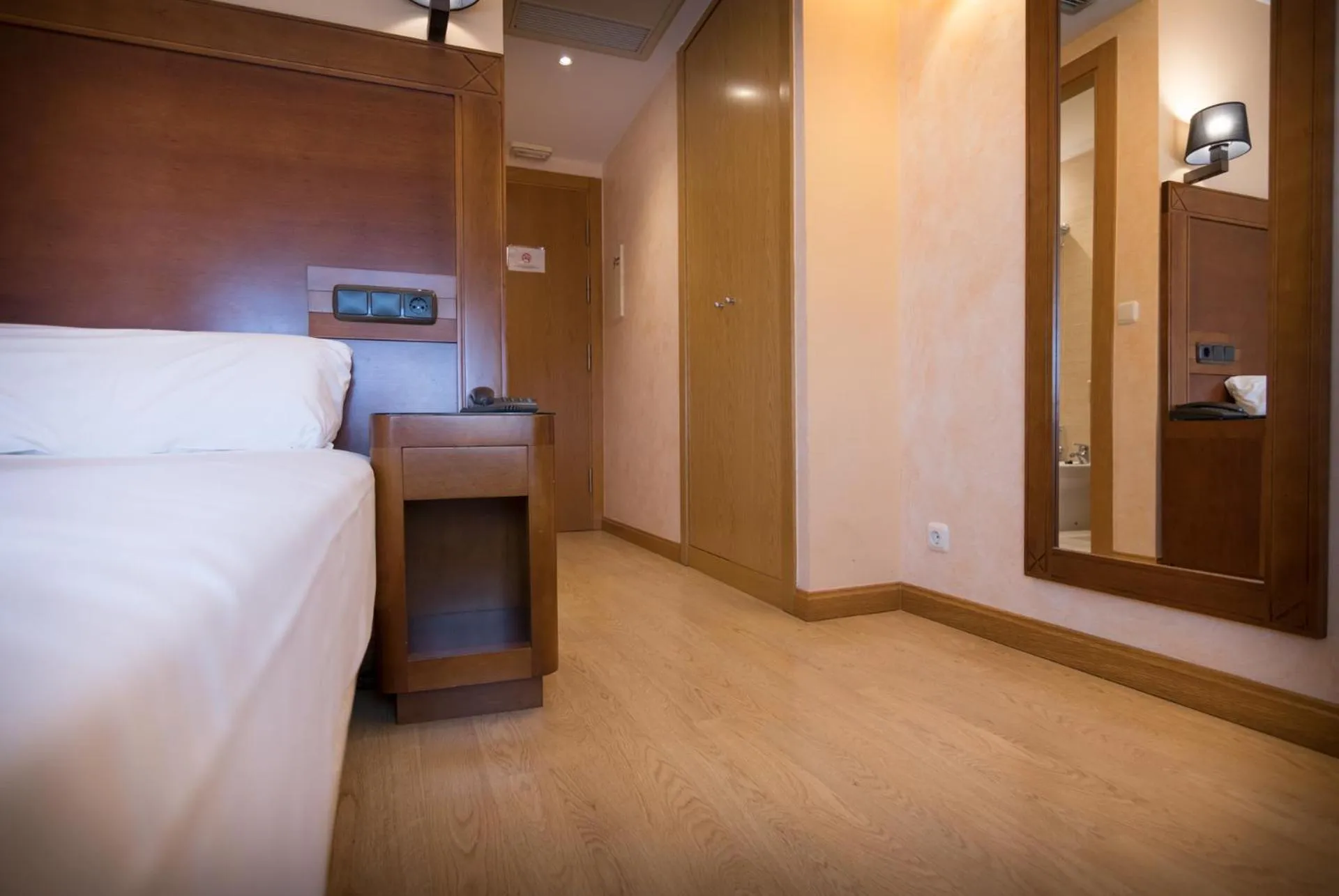 Photo of the whole room, Bed in Abadía Burgos Camino Santiago