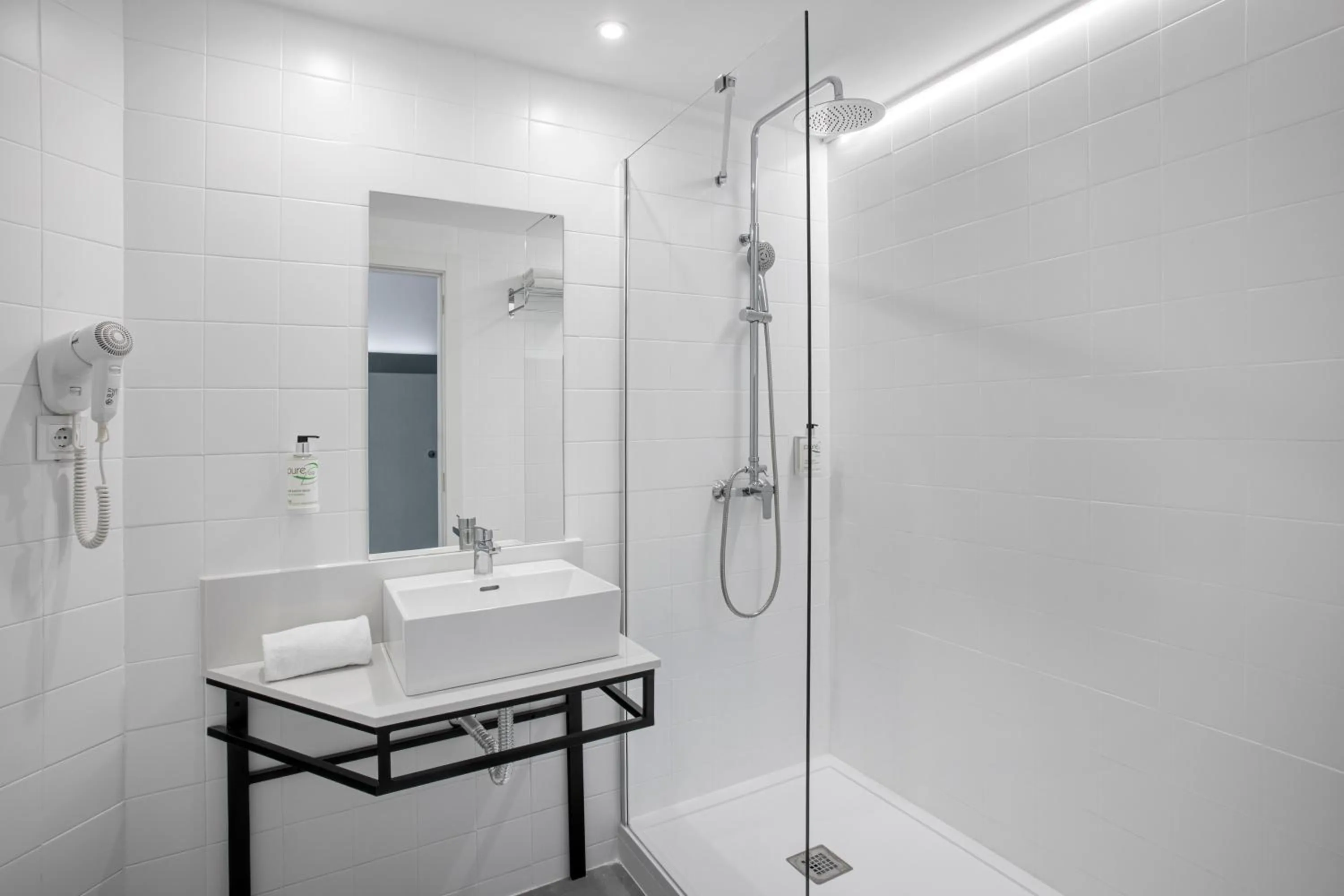 Shower in B&B HOTEL Figueres