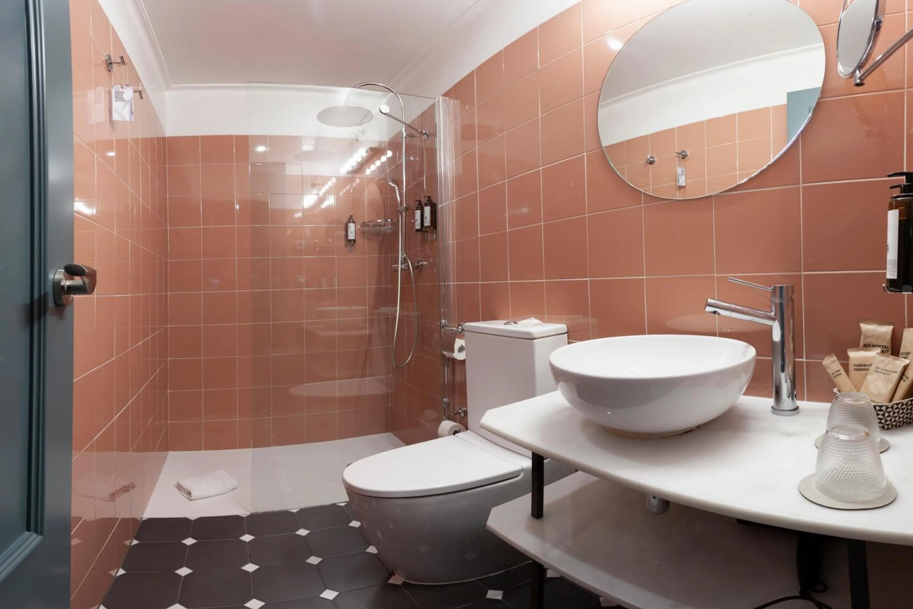 Bathroom in Petit Palace Puerta de Triana