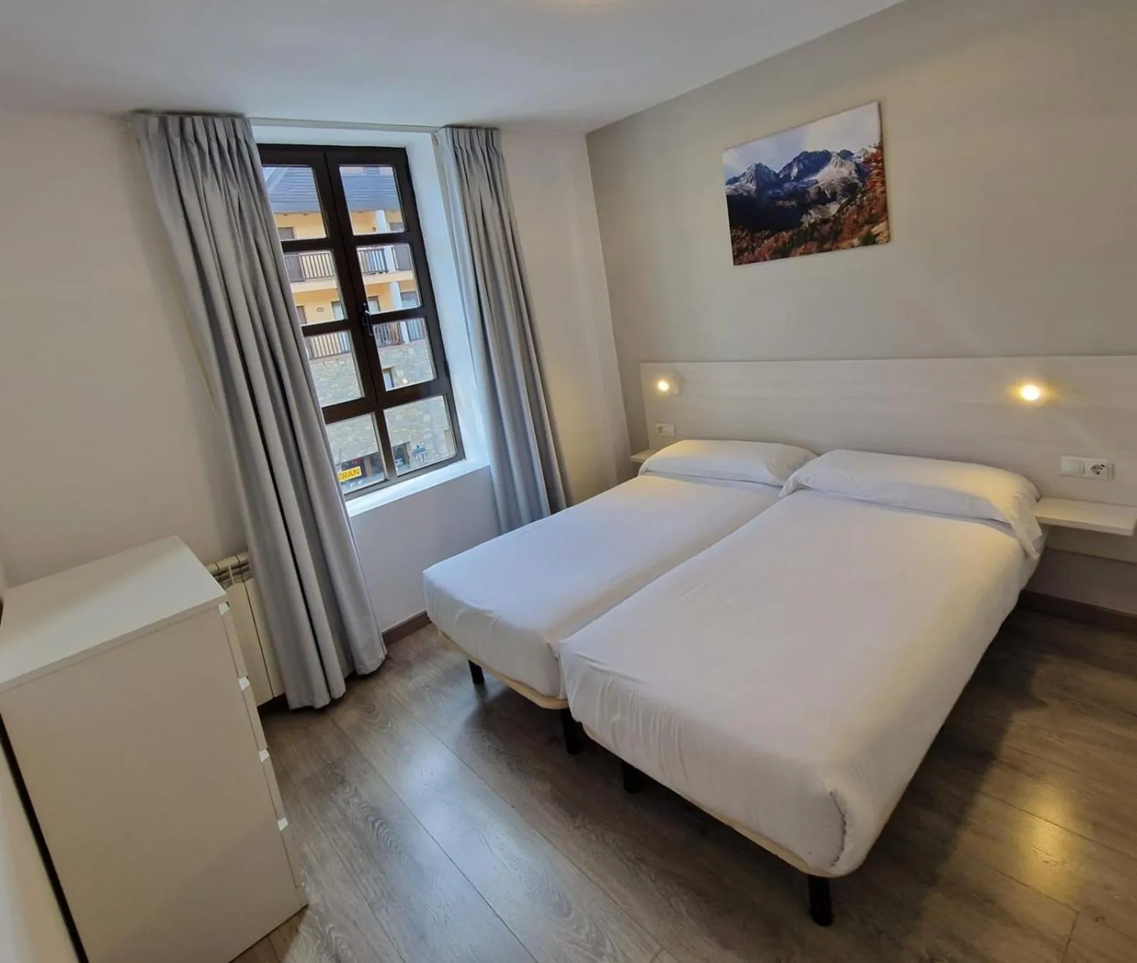 Bedroom, Bed in Eth Palai